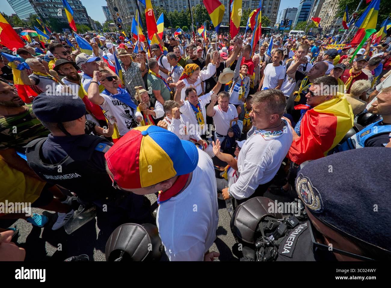 Bucarest, Romania. 20 luglio 2025: Persone in tradizionale abbigliamento rumeno gridano durante la protesta "Esci di casa se ti importa" organizzata dall'Alleanza per l'Unione dei rumeni (AUR) in Piazza della Vittoria, Bucarest. Crediti: Lucian Alecu/Alamy Live News Foto Stock