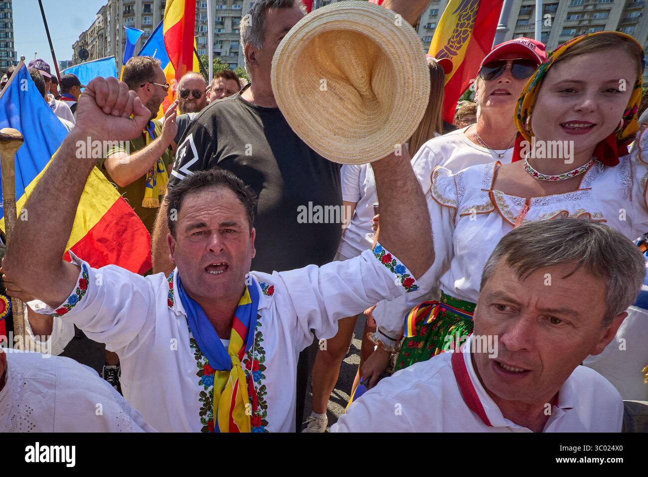 Bucarest, Romania. 20 luglio 2025: Persone in tradizionale abbigliamento rumeno gridano durante la protesta "Esci di casa se ti importa" organizzata dall'Alleanza per l'Unione dei rumeni (AUR) in Piazza della Vittoria, Bucarest. Crediti: Lucian Alecu/Alamy Live News Foto Stock