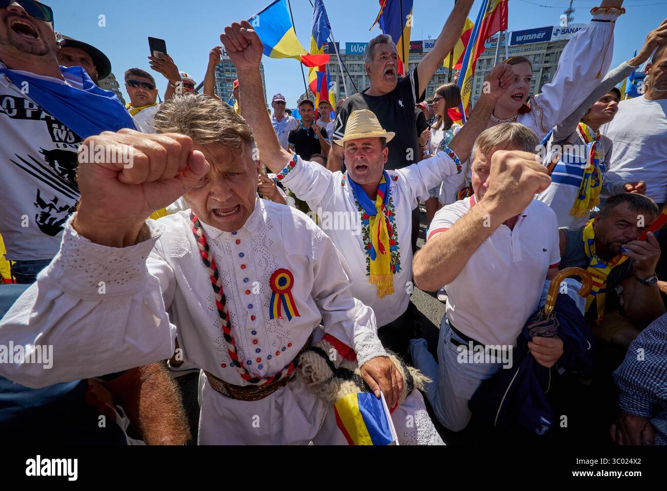 Bucarest, Romania. 20 luglio 2025: Persone in tradizionale abbigliamento rumeno gridano durante la protesta "Esci di casa se ti importa" organizzata dall'Alleanza per l'Unione dei rumeni (AUR) in Piazza della Vittoria, Bucarest. Crediti: Lucian Alecu/Alamy Live News Foto Stock