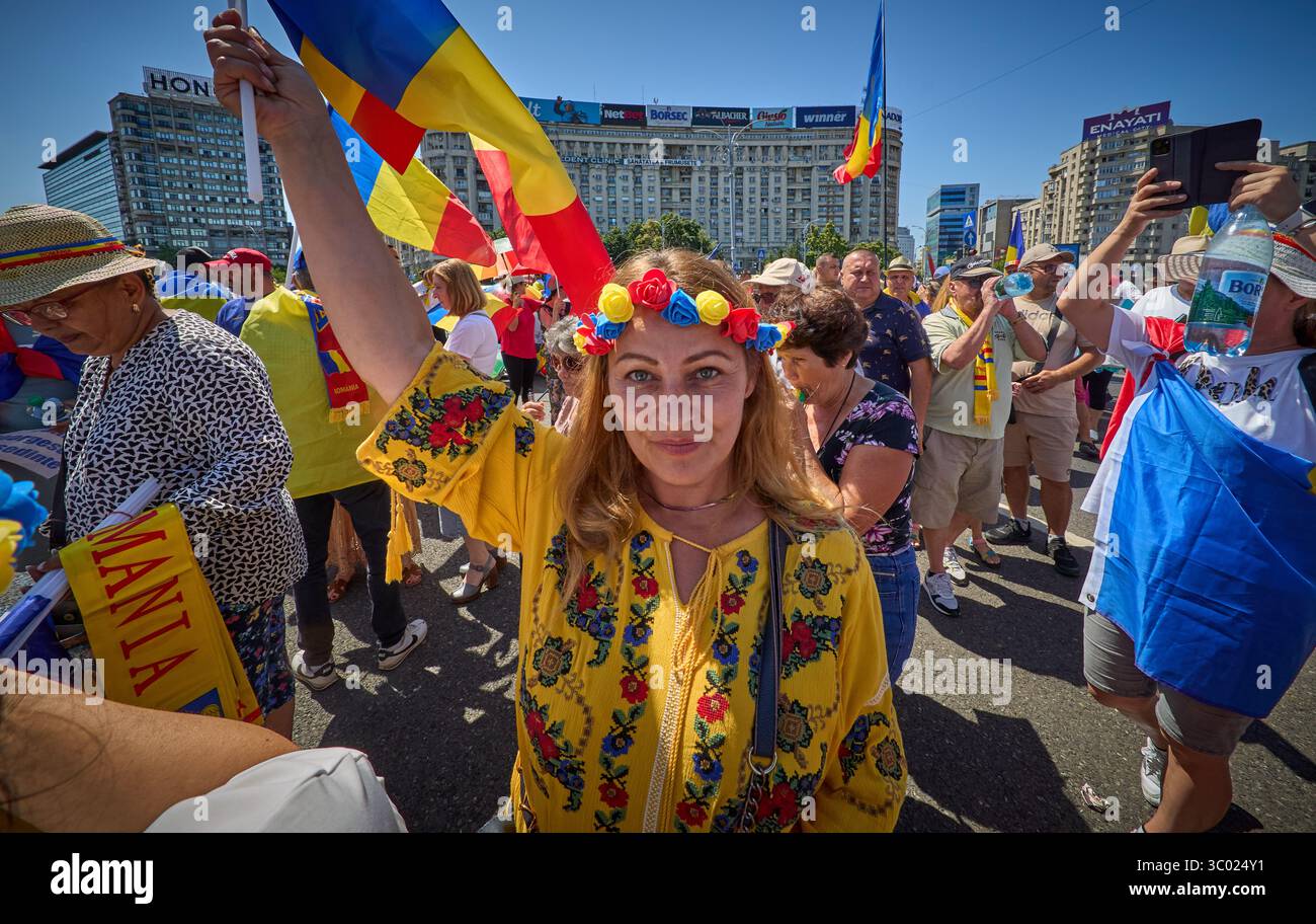 Bucarest, Romania. 20 luglio 2025: Donna in tradizionale abbigliamento rumeno partecipa alla protesta "Get Out of the House if you care" organizzata da Alliance for the Union of Romanians (AUR) in Piazza della Vittoria, Bucarest. Crediti: Lucian Alecu/Alamy Live News Foto Stock