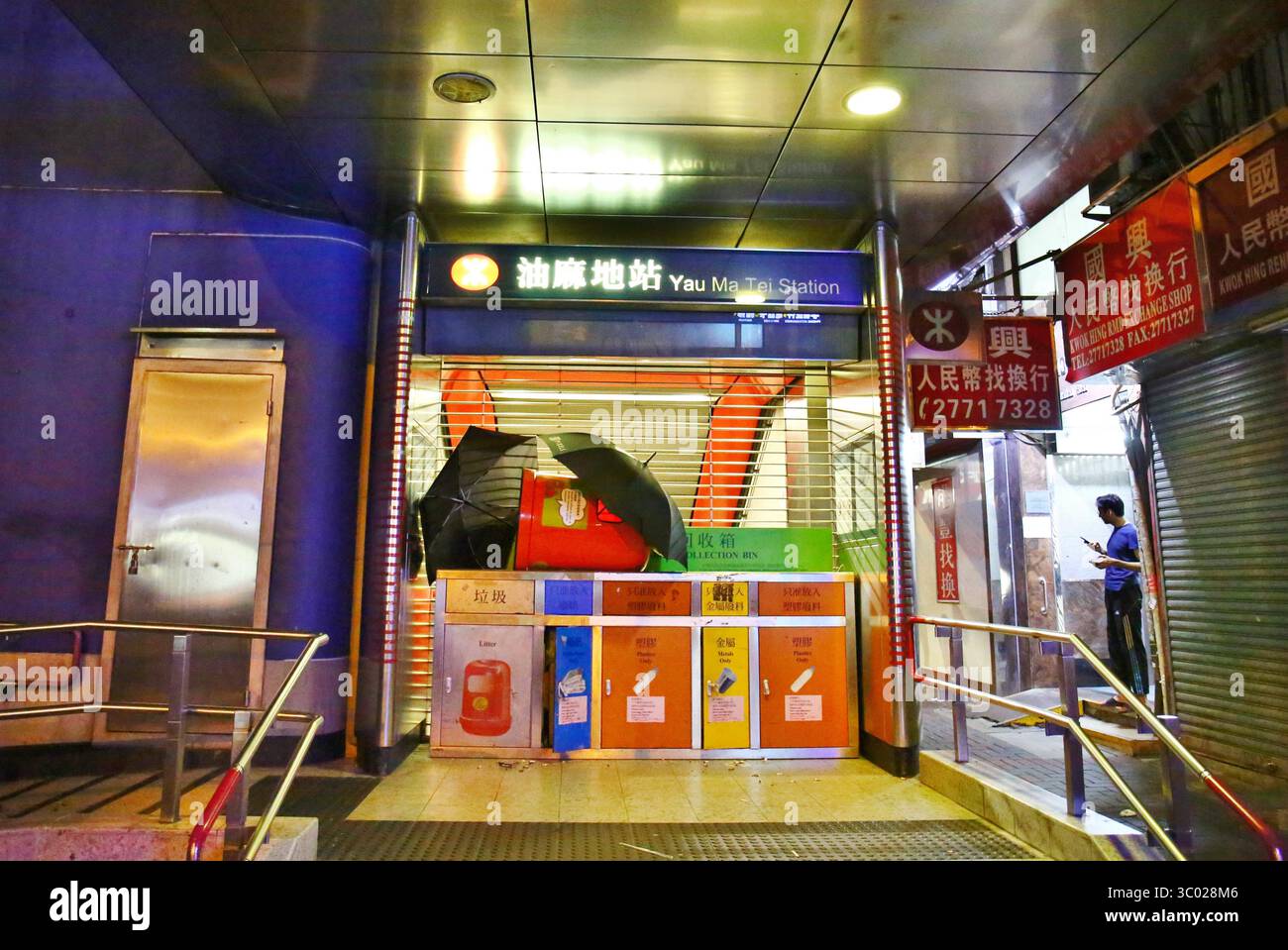 7 settembre 2019: Hong Kong, Cina. 6 settembre 2019. I manifestanti vandalizzano le stazioni MTR di Prince Edward, Mong Kok e Yau ma Tei. I manifestanti chiedono alla MTR Corporation di rilasciare il video CCTV dal 31 agosto dove la polizia ha distribuito gas lacrimogeni all'interno della stazione della metropolitana. (Immagine di credito: © Gonzales/Gonzales foto tramite ZUMA Press) Foto Stock