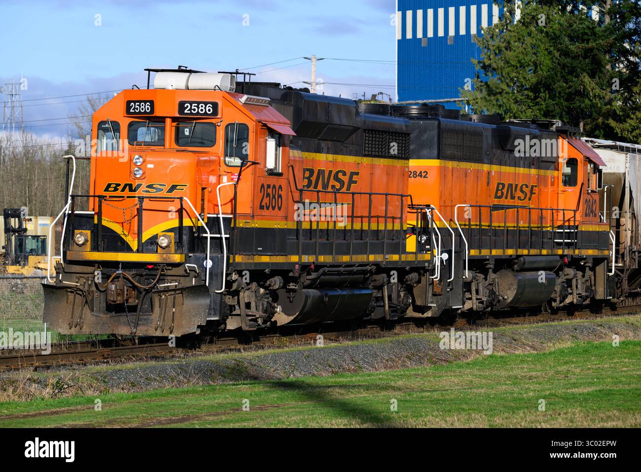 Mount Vernon, WA, Stati Uniti d'America - 8 gennaio 2025; coppia di locomotive merci BNSF che lavorano nella catena di approvvigionamento del treno merci Foto Stock