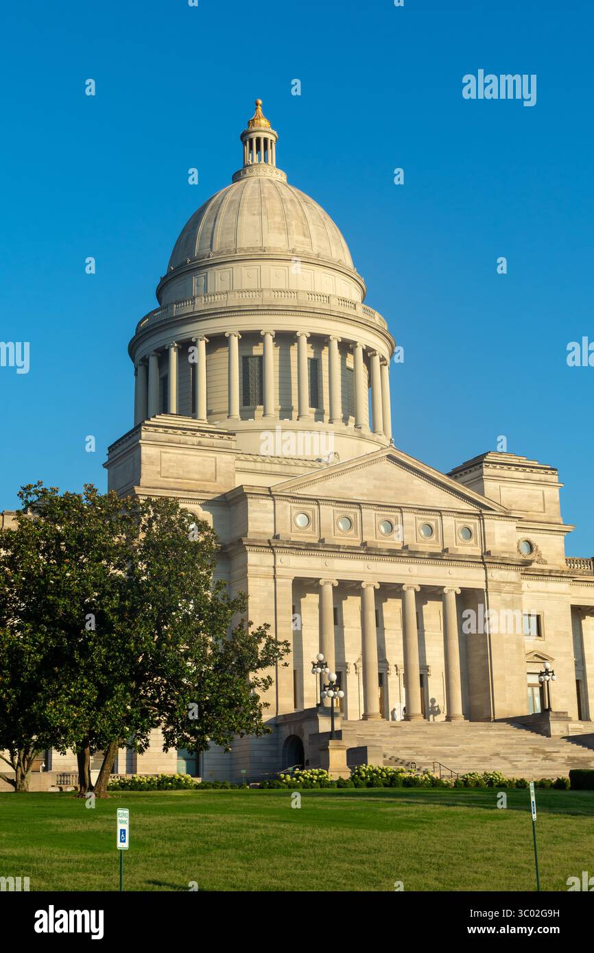 Dettagli esterni dell'edificio del Campidoglio dell'Arkansas con il cielo blu alle spalle. Foto Stock