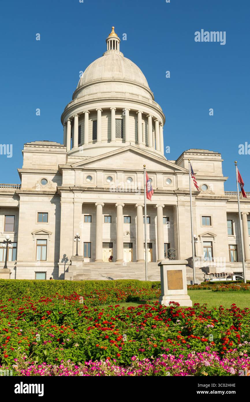 Dettagli esterni dell'edificio del Campidoglio dell'Arkansas con il cielo blu alle spalle. Foto Stock
