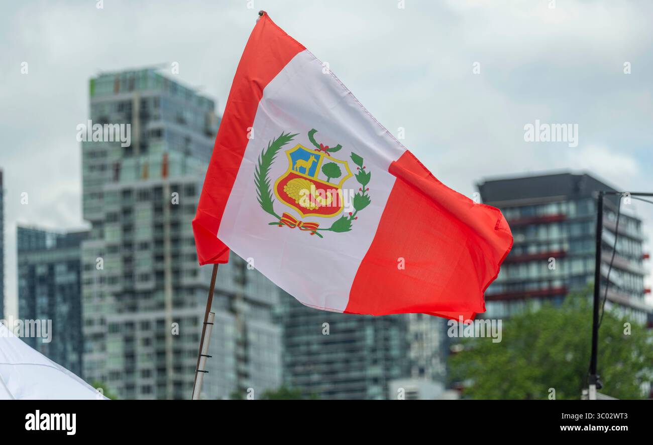 La bandiera peruviana su una tenda nella Nathan Phillips Square del Municipio di Toronto durante un evento latino e ispanico. Foto Stock