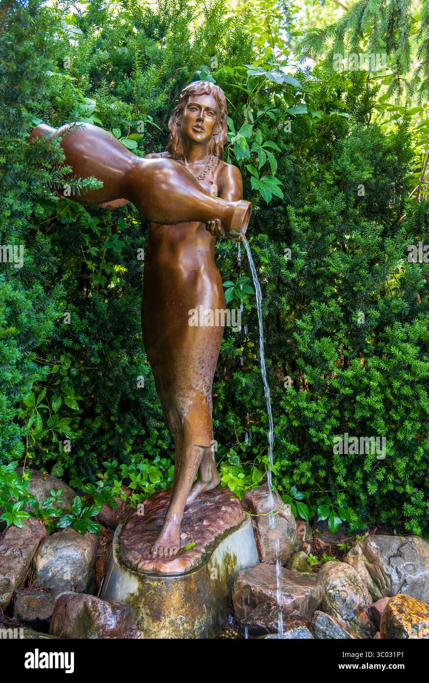Lincoln, Nebraska - 5 luglio 2025: Rebekah at the Well, la scultura di David Young, fondata nel 2005 nei Sunken Gardens di Lincoln, Nebraska Foto Stock