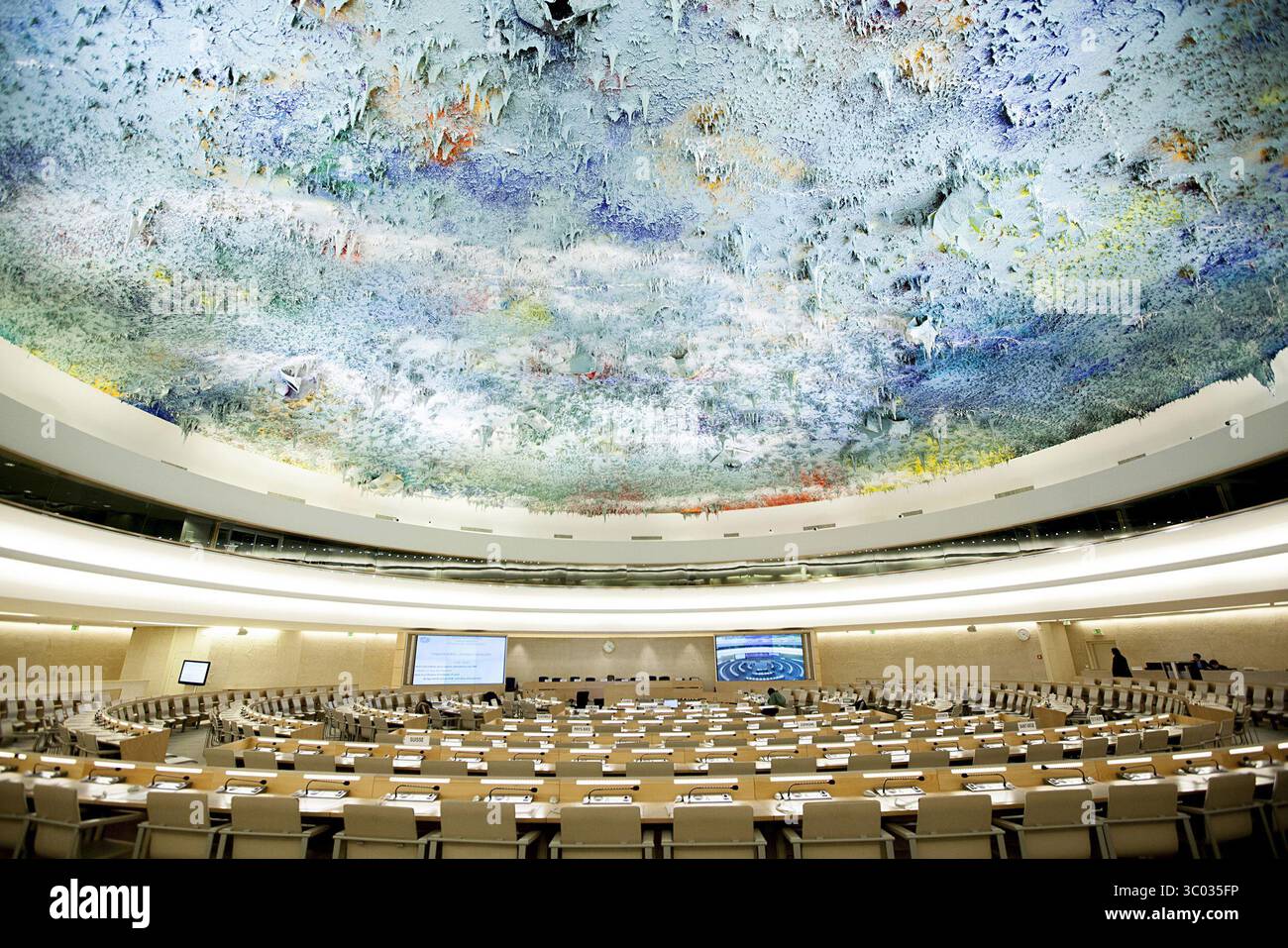 27 febbraio 2014 - Ginevra, Svizzera - Ginevra - Svizzera, 27 febbraio 2014. Il pittore spagnolo Miquel Barcelo è l'artista dietro il soffitto colorato della sala diritti umani e Alleanza delle civiltà (sala XX) presso l'Ufficio delle Nazioni Unite a Ginevra, il Palais des Nations. Le forme stalattite sono ispirate dalla natura. (Immagine di credito: © Mathias Bojesen/Gonzales foto tramite ZUMA Press) Foto Stock