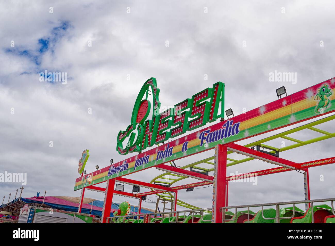 Colorato giro in famiglia "Nessi" in una fiera sul mare portoghese Foto Stock