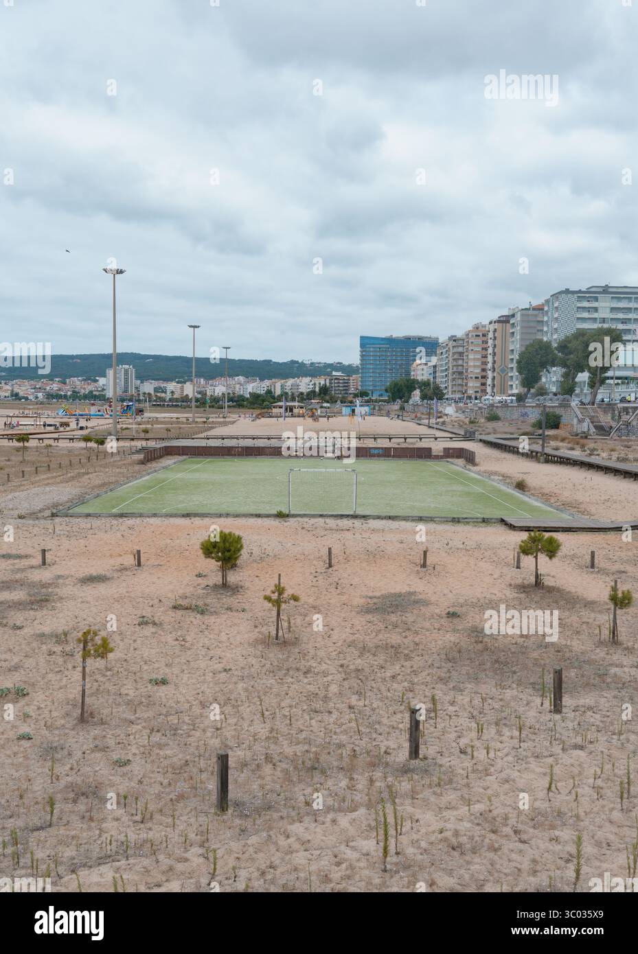 Campo da calcio artificiale in erba, immerso nella vegetazione di giovani dune, vicino alla spiaggia urbana di Figueira da Foz Foto Stock