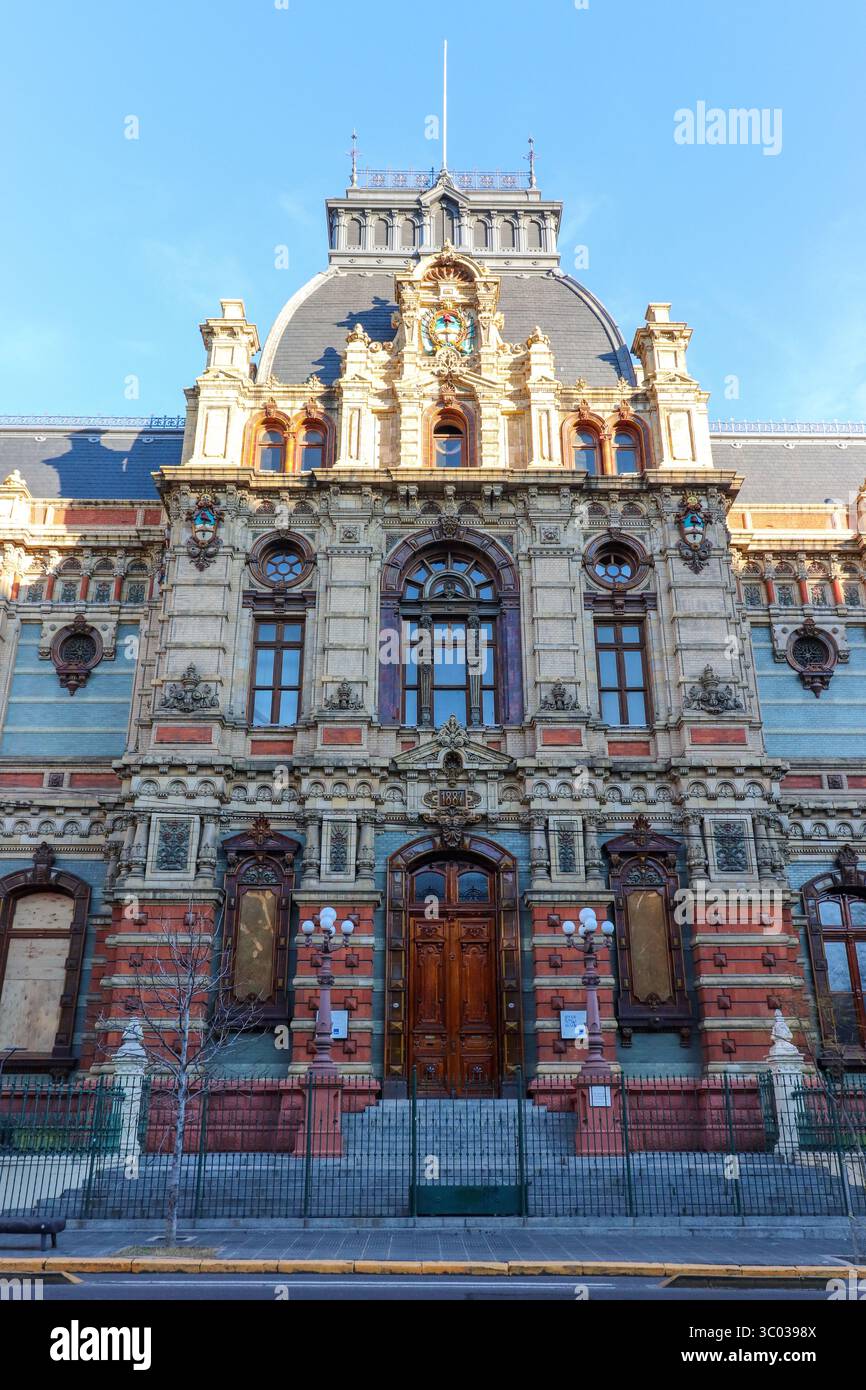 Vista frontale dettagliata dell'ingresso principale del Palacio Aguas Corrientes, Buenos Aires, Argentina. Edificio storico con ricchi ornamenti. Possibile governo Foto Stock
