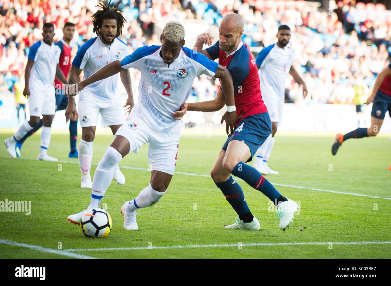 6 giugno 2018 - Oslo, Norvegia - Norvegia, Oslo - 6 giugno 2018. Michael Murillo (2) di Panama visto con Tore Reginiussen (4) di Norvegia durante l'amichevole di calcio tra Norvegia e Panama all'Ullevaal Stadion. (Credito fotografico: Gonzales Photo - Jan-Erik Eriksen) (immagine di credito: © Jan-Erik Eriksen/Gonzales Photo via ZUMA Press) Foto Stock