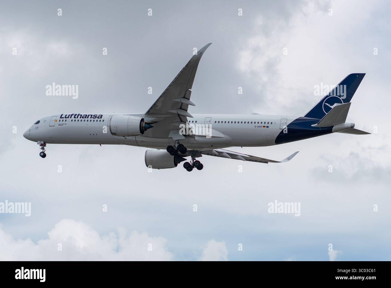 L'Airbus A350 della Lufthansa si prepara all'atterraggio all'aeroporto internazionale o'Hare di Chicago. Foto Stock
