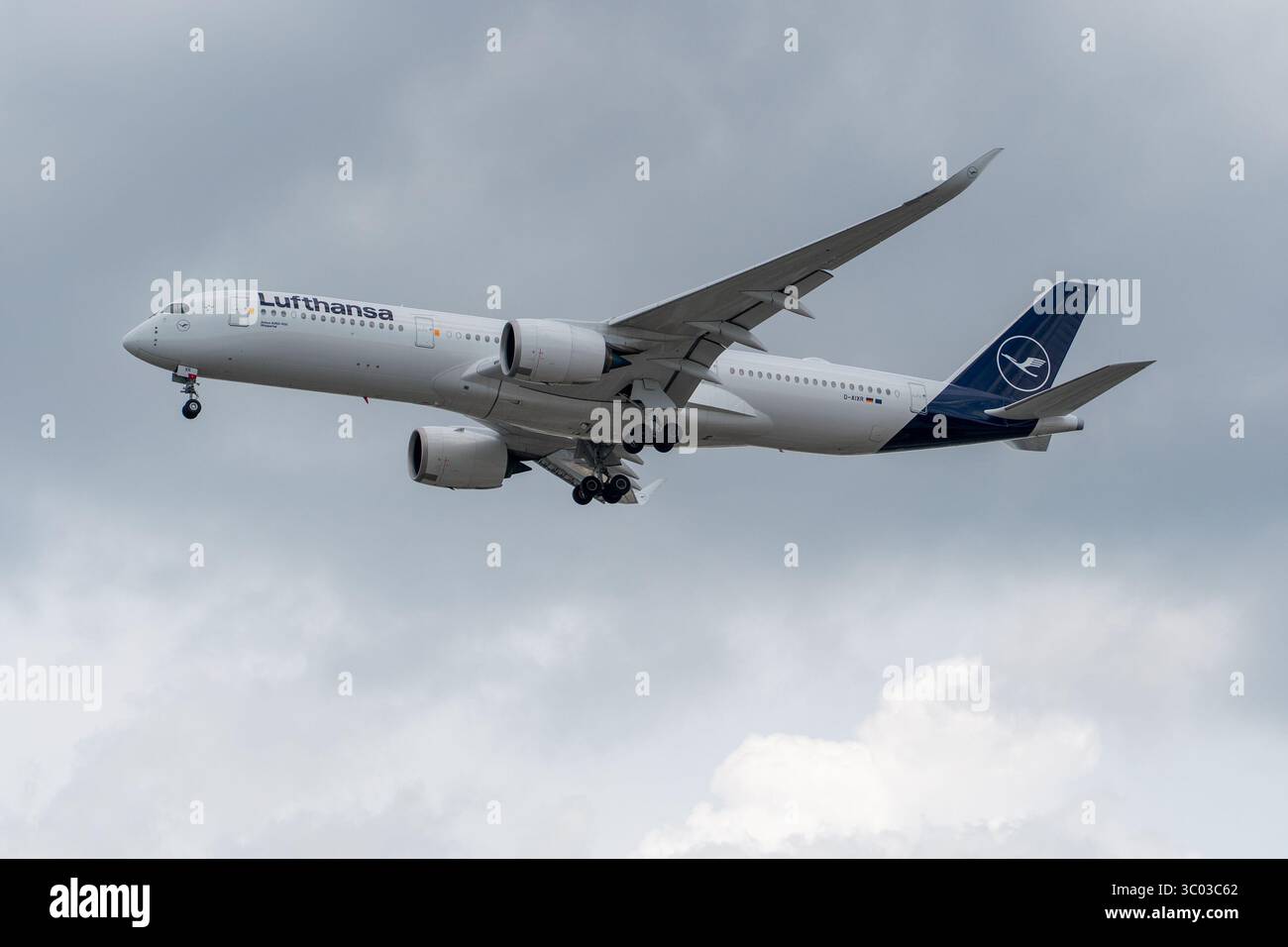 L'Airbus A350 della Lufthansa si prepara all'atterraggio all'aeroporto internazionale o'Hare di Chicago. Foto Stock