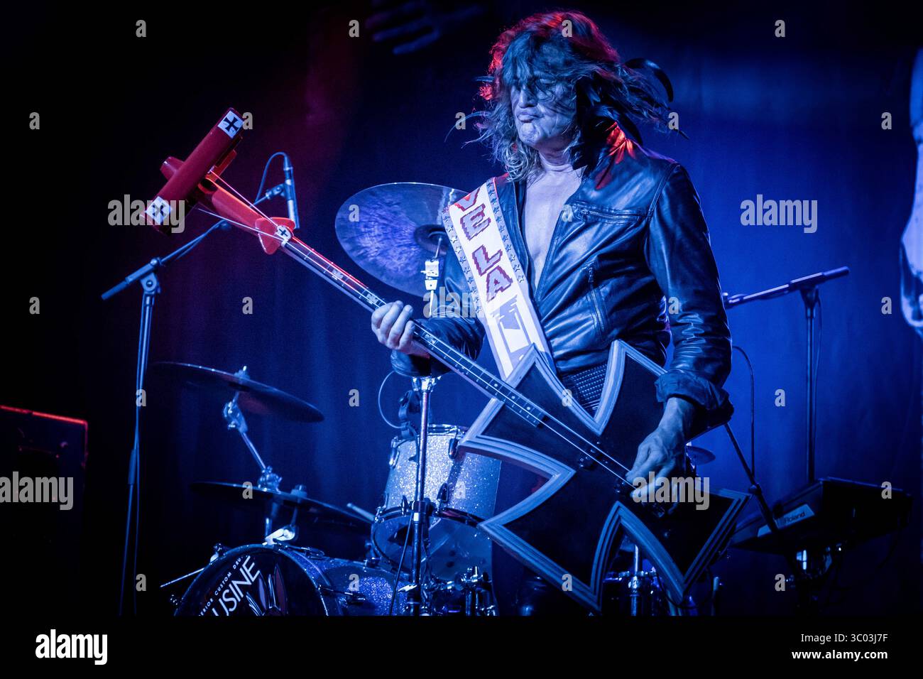 9 maggio 2021, Danimarca: Roskilde, Danimarca. 09 maggio 2021. La rock band danese D-A-D esegue un concerto dal vivo al Roskilde Kongrescenter di Roskilde. Qui il bassista Stig Pedersen è visto dal vivo sul palco., Credit:Thomas Rungstrom / ZUMA Press (Credit Image: © Thomas Rungstrom/Gonzales Photo via ZUMA Press) Foto Stock