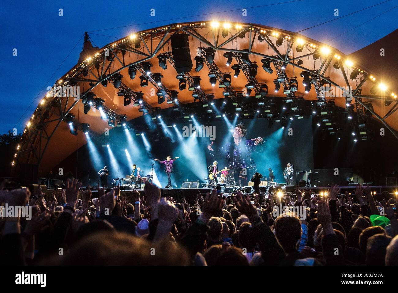 3 luglio 2014 - Roskilde, Inghilterra, Danimarca - The Rolling Stones, la leggendaria rock band inglese esegue un concerto dal vivo all'Orange Stage durante il Roskilde Festival 2014. Qui il cantante e cantautore Mick Jagger viene visto dal vivo sul palco con il resto della band. Danimarca, 03/07.2014. (Immagine di credito: © Peter Troest/Gonzales foto tramite ZUMA Press) Foto Stock
