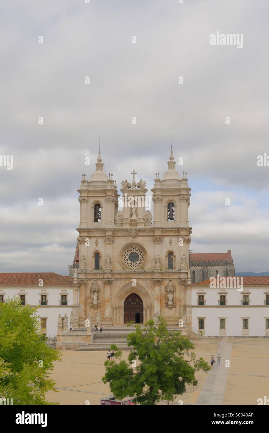 Vista frontale del Monastero di Alcoba, torri gemelle e architettura barocco-romanica decorata Foto Stock