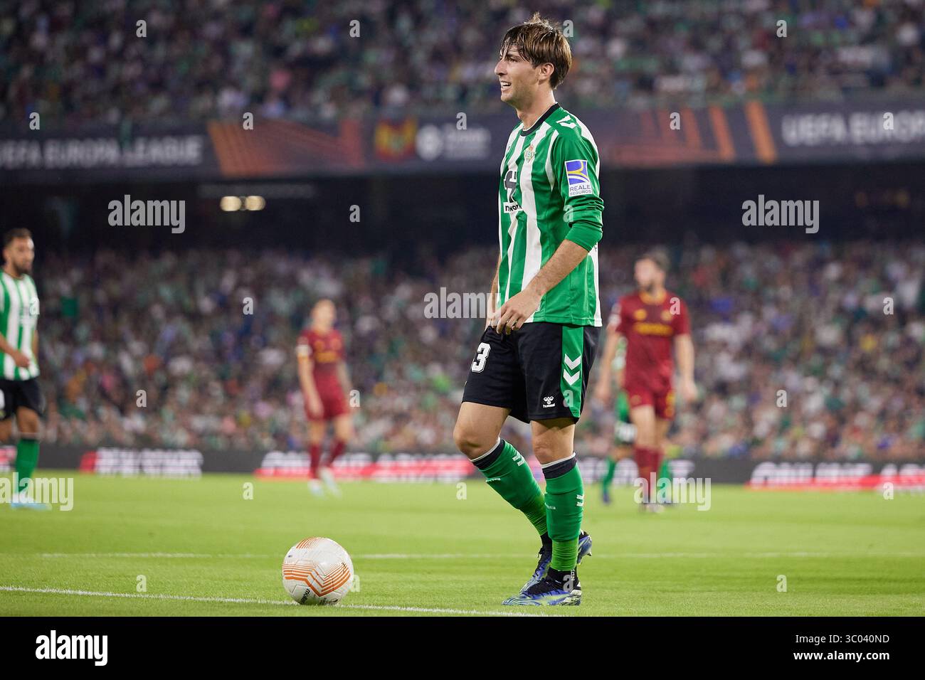 13 ottobre 2022, Spagna, Andalusia, Siviglia: Siviglia, Spagna. 13:00, ottobre 2022. Juan Miranda (33) del Real Betis visto durante la partita di UEFA Europa League tra Real Betis e Roma all'Estadio Benito Villamarin di Siviglia., Credit:Jesus Ruiz Medina / ZUMA Press (Credit Image: © Jesus Ruiz Medina/Gonzales foto via ZUMA Press) Foto Stock