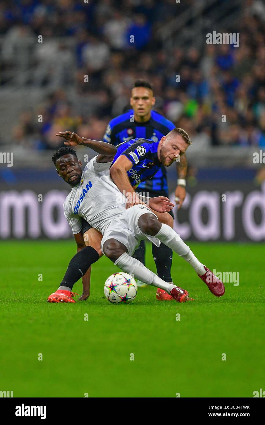 26 ottobre 2022, Italia, Milano: Milano, Italia. 26 ottobre 2022. Milan Skriniar (37) di Inter e Modou Birame N'Diaye (99) di Viktoria Plzen visto durante la partita di UEFA Champions League tra Inter e Viktoria Plzen a Giuseppe Meazza a Milano., Credit:Tommaso Fimiano / ZUMA Press (immagine di credito: © Tommaso Fimiano/Gonzales foto via ZUMA Press) Foto Stock