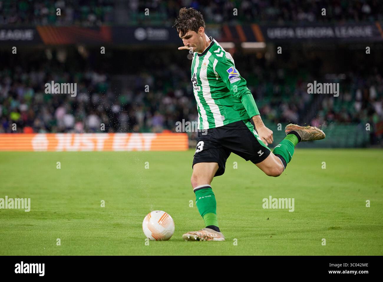 3 novembre 2022, Spagna, Siviglia: Siviglia, Spagna. 3 novembre 2022. Juan Miranda (33) del Real Betis visto durante la partita di UEFA Europa League tra Real Betis e HJK Helsinki all'Estadio Benito Villamarin di Siviglia., Credit:Jesus Ruiz Medina / ZUMA Press (Credit Image: © Jesus Ruiz Medina/Gonzales foto via ZUMA Press) Foto Stock