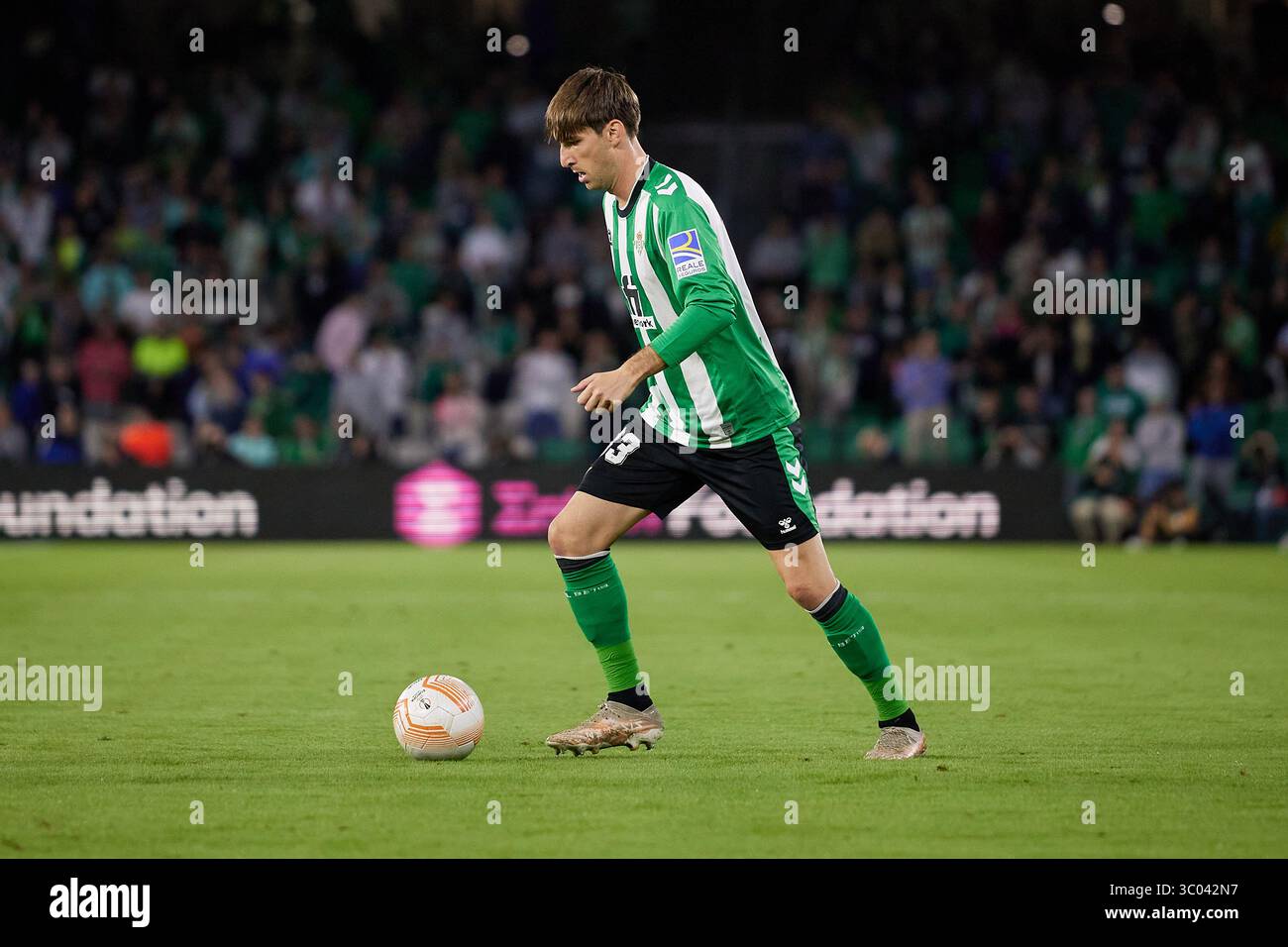 3 novembre 2022, Spagna, Siviglia: Siviglia, Spagna. 3 novembre 2022. Juan Miranda (33) del Real Betis visto durante la partita di UEFA Europa League tra Real Betis e HJK Helsinki all'Estadio Benito Villamarin di Siviglia., Credit:Jesus Ruiz Medina / ZUMA Press (Credit Image: © Jesus Ruiz Medina/Gonzales foto via ZUMA Press) Foto Stock