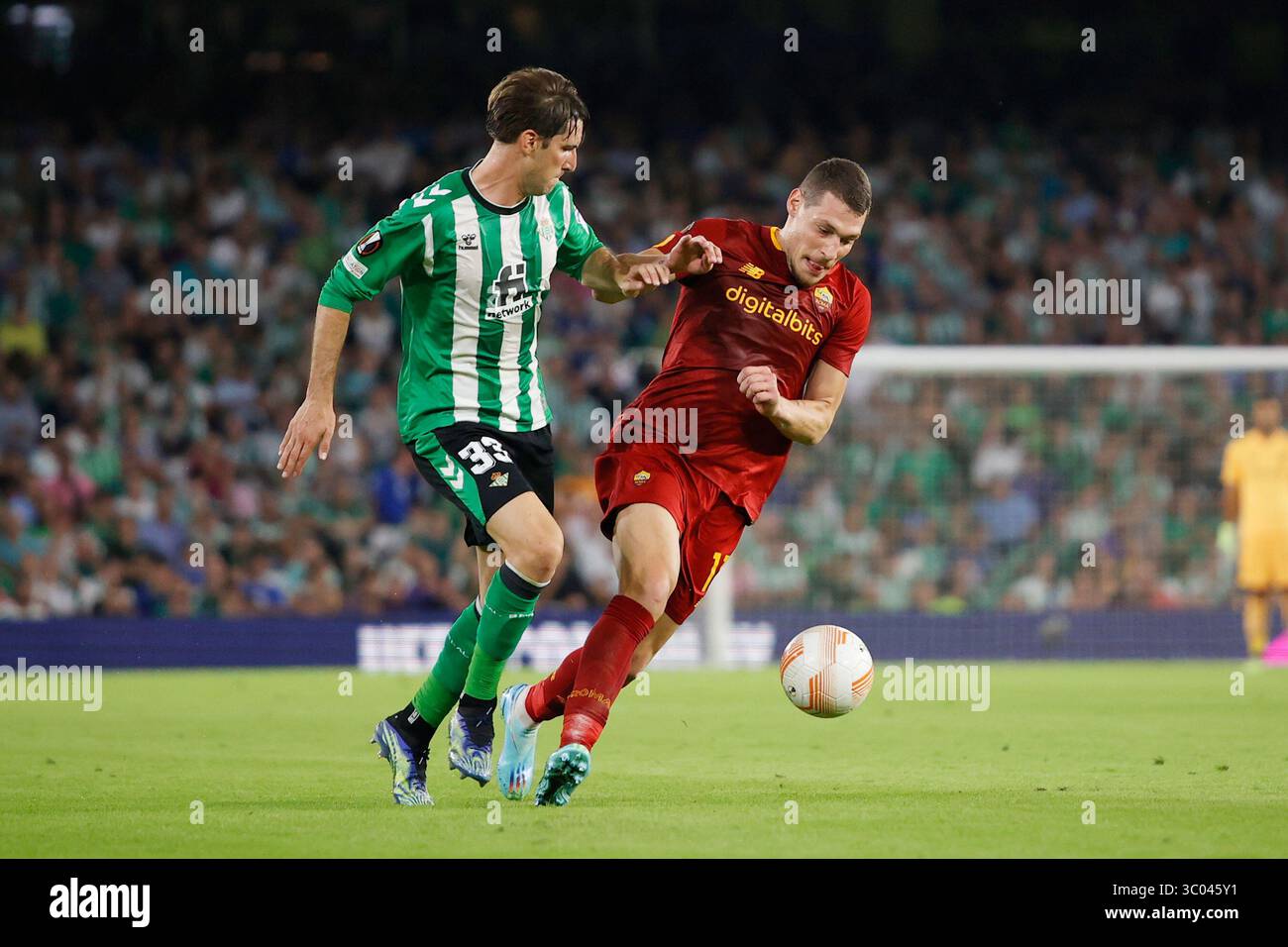 13 ottobre 2022, Spagna, Siviglia: Siviglia, Spagna. 13:00, ottobre 2022. Andrea Belotti (11) di Roma e Juan Miranda (33) di Real Betis visto durante la partita di UEFA Europa League tra Real Betis e Roma allo stadio Benito Villamarin di Siviglia., Credit:Jesus Ruiz Medina / ZUMA Press (Credit Image: © Jesus Ruiz Medina/Gonzales foto via ZUMA Press) Foto Stock