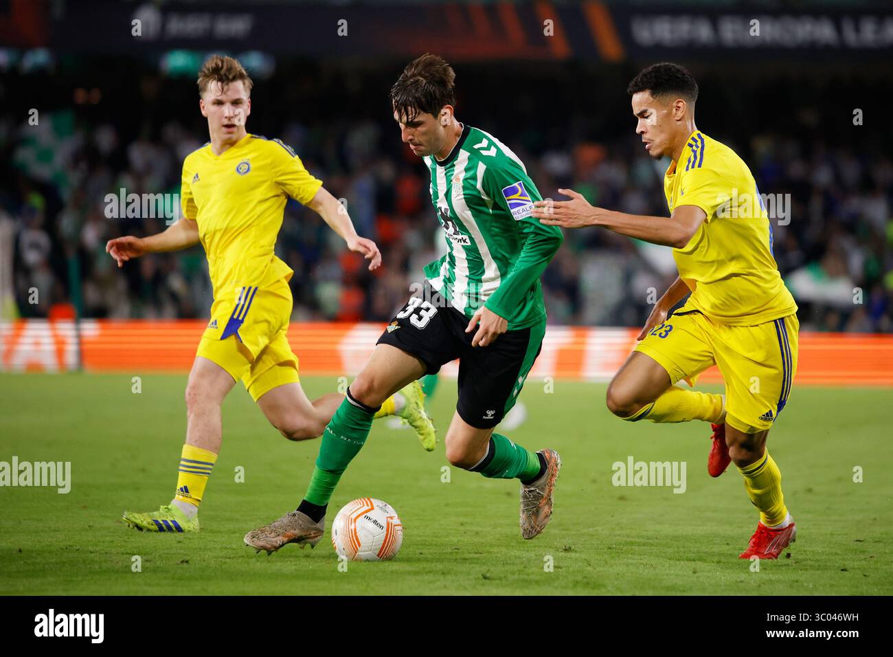 3 novembre 2022, Spagna, Siviglia: Siviglia, Spagna. 3 novembre 2022. Juan Miranda (33) di Real Betis e Pyry Soiri (23) di HJK Helsinki visto durante la partita di UEFA Europa League tra Real Betis e HJK Helsinki allo stadio Benito Villamarin di Siviglia., Credit:Jesus Ruiz Medina / ZUMA Press (Credit Image: © Jesus Ruiz Medina/Gonzales foto via ZUMA Press) Foto Stock