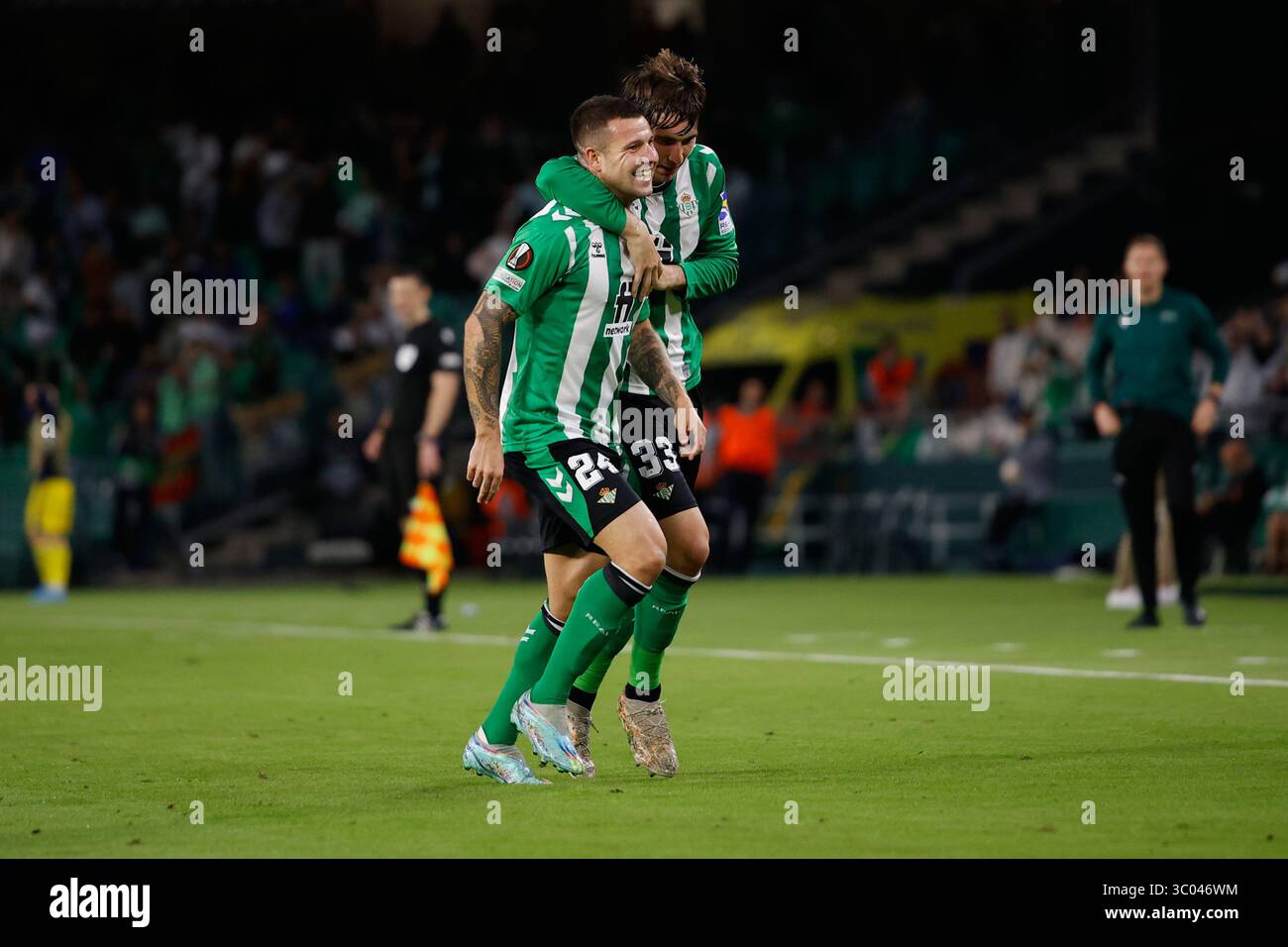 3 novembre 2022, Spagna, Siviglia: Siviglia, Spagna. 3 novembre 2022. Aitor Ruibal (24) di Real Betis segna e festeggia con Juan Miranda (33) durante la partita di UEFA Europa League tra Real Betis e HJK Helsinki allo stadio Benito Villamarin di Siviglia., Credit:Jesus Ruiz Medina / ZUMA Press (Credit Image: © Jesus Ruiz Medina/Gonzales foto via ZUMA Press) Foto Stock