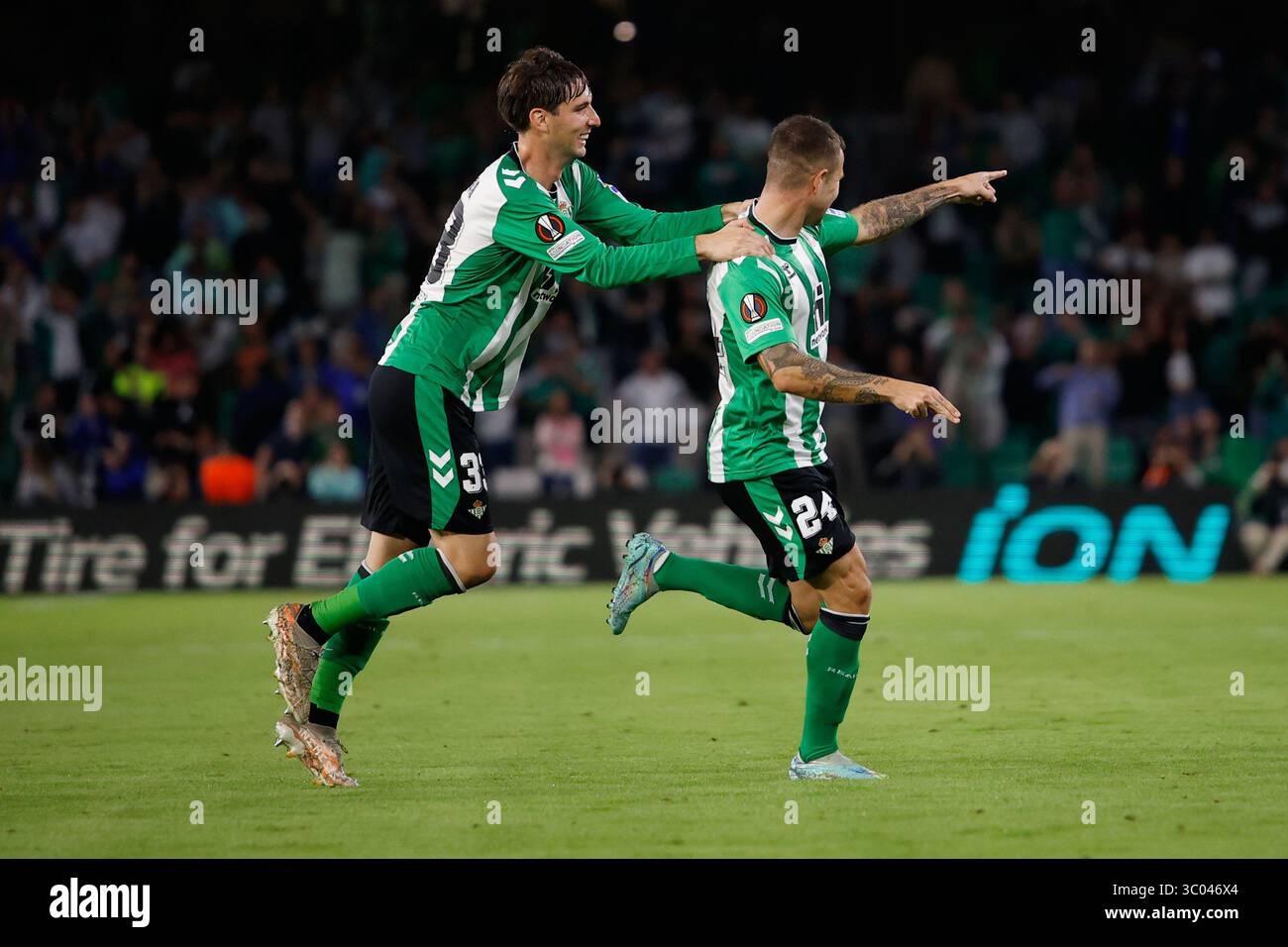 3 novembre 2022, Spagna, Siviglia: Siviglia, Spagna. 3 novembre 2022. Aitor Ruibal (24) di Real Betis segna e festeggia con Juan Miranda (33) durante la partita di UEFA Europa League tra Real Betis e HJK Helsinki allo stadio Benito Villamarin di Siviglia., Credit:Jesus Ruiz Medina / ZUMA Press (Credit Image: © Jesus Ruiz Medina/Gonzales foto via ZUMA Press) Foto Stock