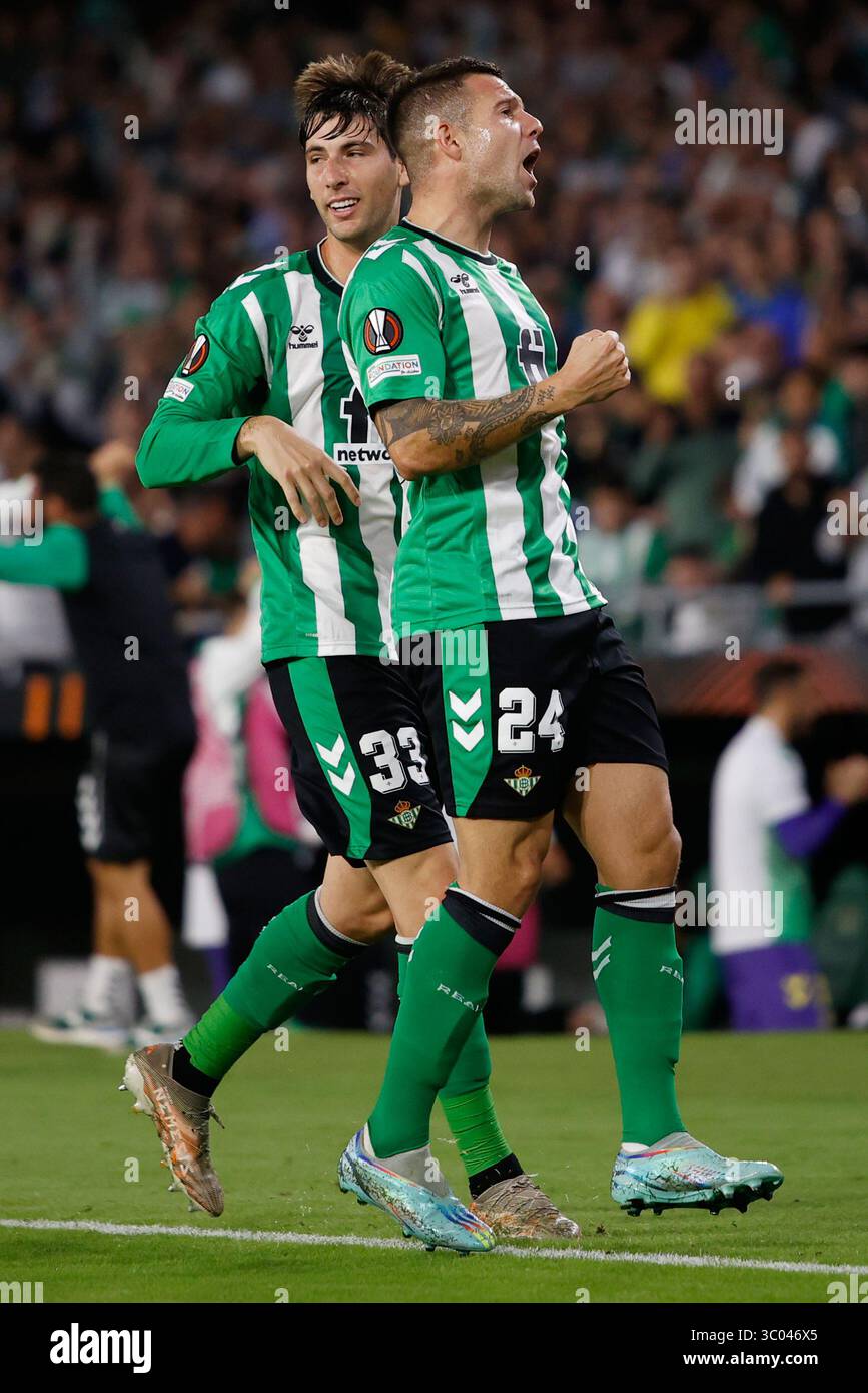 3 novembre 2022, Spagna, Siviglia: Siviglia, Spagna. 3 novembre 2022. Aitor Ruibal (24) di Real Betis segna e festeggia con Juan Miranda (33) durante la partita di UEFA Europa League tra Real Betis e HJK Helsinki allo stadio Benito Villamarin di Siviglia., Credit:Jesus Ruiz Medina / ZUMA Press (Credit Image: © Jesus Ruiz Medina/Gonzales foto via ZUMA Press) Foto Stock