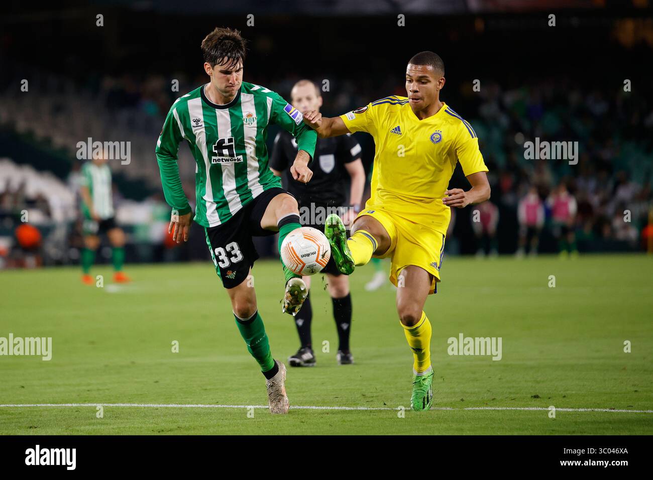 3 novembre 2022, Spagna, Siviglia: Siviglia, Spagna. 3 novembre 2022. Juan Miranda (33) di Real Betis e Anthony Olusanya (29) di HJK Helsinki visto durante la partita di UEFA Europa League tra Real Betis e HJK Helsinki all'Estadio Benito Villamarin di Siviglia., Credit:Jesus Ruiz Medina / ZUMA Press (Credit Image: © Jesus Ruiz Medina/Gonzales foto via ZUMA Press) Foto Stock