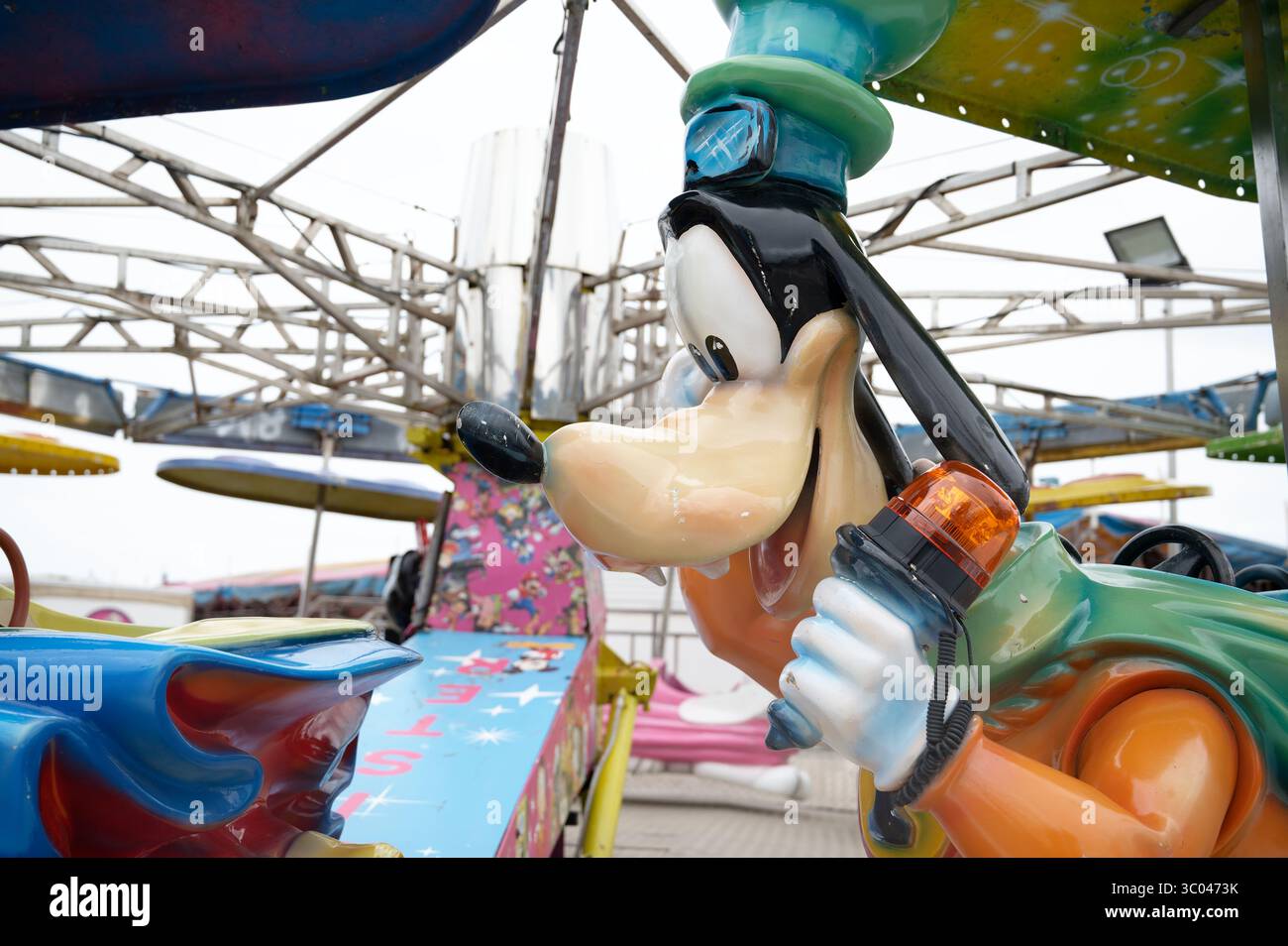 Giostra a tema Pippo in una fiera locale Foto Stock