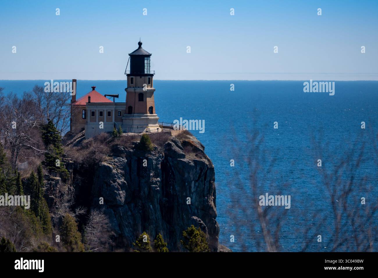 L'iconico e popolare faro di Split Rock sulla sponda nord del lago Superior vicino a Duluth e a Two Harbors, Minnesota, con luce pomeridiana primaverile Foto Stock