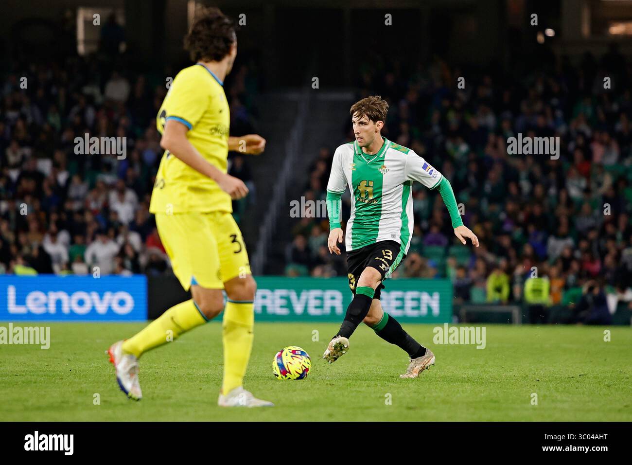 17 dicembre 2022, Spagna, Andalusia, Siviglia, Estadio Benito Villamarin: Siviglia, Spagna. 17 dicembre 2022. Juan Miranda (33) del Real Betis visto durante l'amichevole di calcio tra Real Betis e Inter allo stadio Benito Villamarin di Siviglia., Credit:Jesus Ruiz Medina / ZUMA Press (Credit Image: © Jesus Ruiz Medina/Gonzales foto via ZUMA Press) Foto Stock