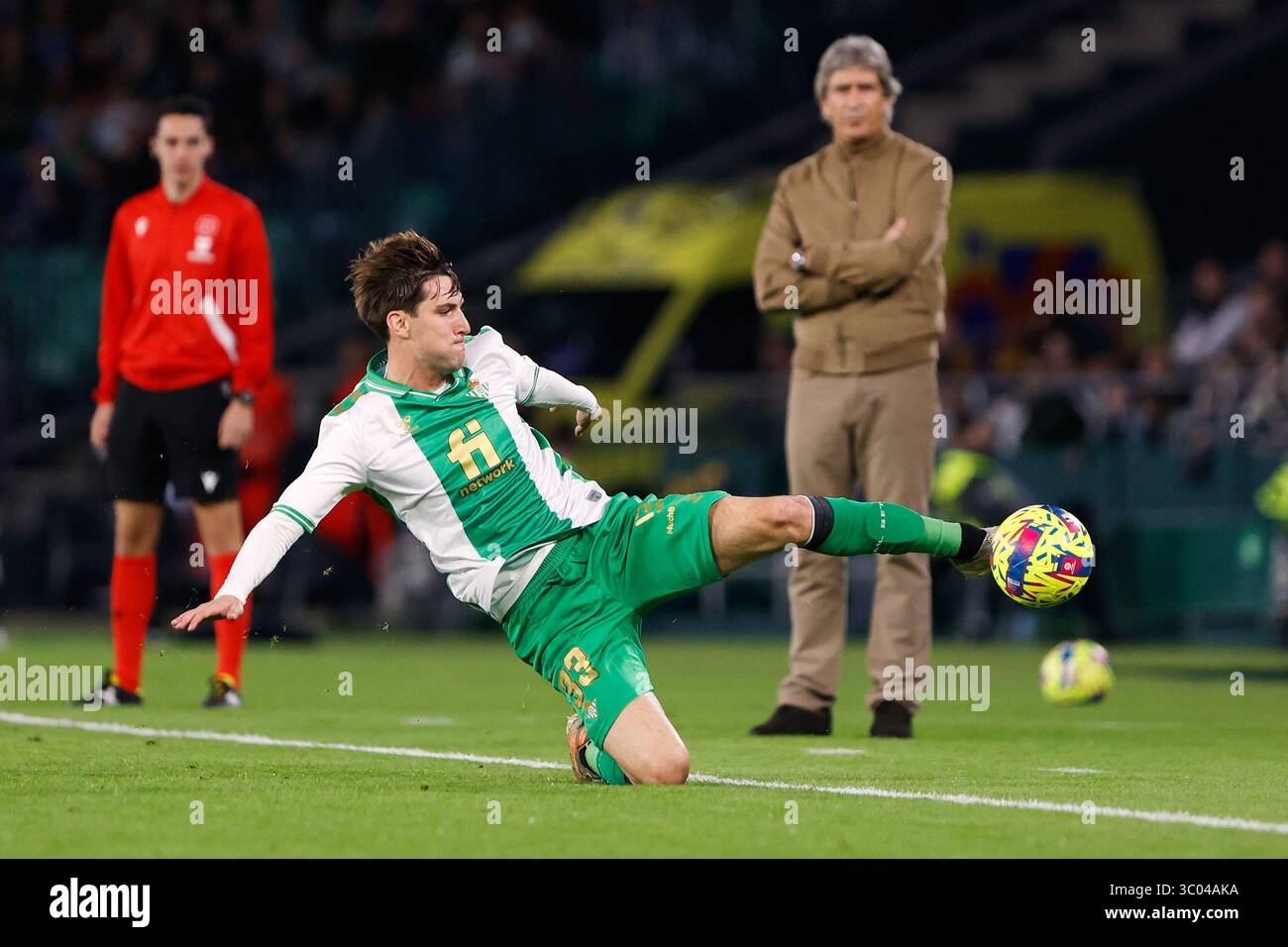 23 dicembre 2022, Spagna, Andalusia, Siviglia, Estadio Benito Villamarin: Siviglia, Spagna. 23 dicembre 2022. Juan Miranda (33) del Real Betis visto durante l'amichevole di calcio tra Real Betis e Atalanta all'Estadio Benito Villamarin di Siviglia., Credit:Jesus Ruiz Medina / ZUMA Press (Credit Image: © Jesus Ruiz Medina/Gonzales foto via ZUMA Press) Foto Stock