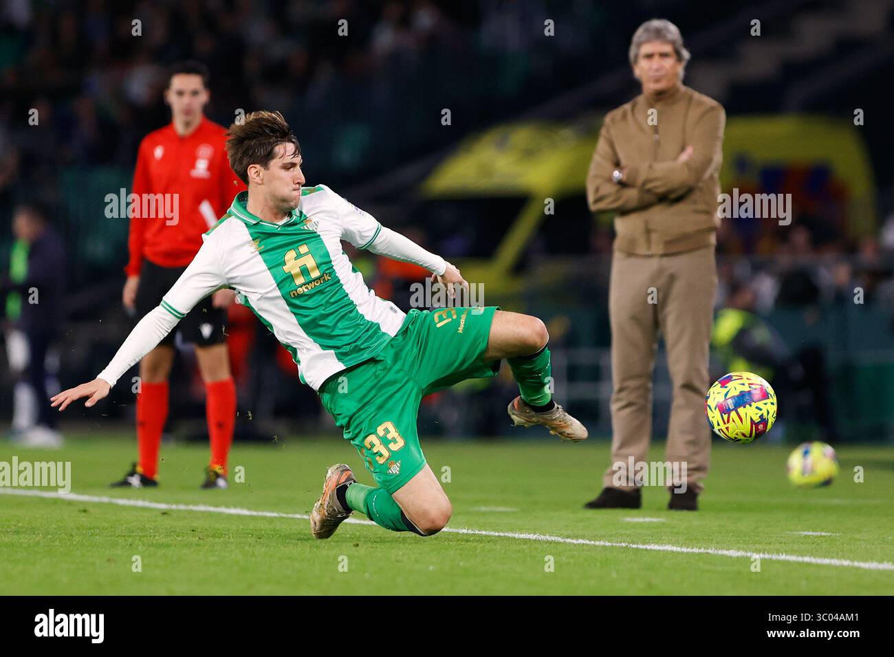 23 dicembre 2022, Spagna, Andalusia, Siviglia, Estadio Benito Villamarin: Siviglia, Spagna. 23 dicembre 2022. Juan Miranda (33) del Real Betis visto durante l'amichevole di calcio tra Real Betis e Atalanta all'Estadio Benito Villamarin di Siviglia., Credit:Jesus Ruiz Medina / ZUMA Press (Credit Image: © Jesus Ruiz Medina/Gonzales foto via ZUMA Press) Foto Stock