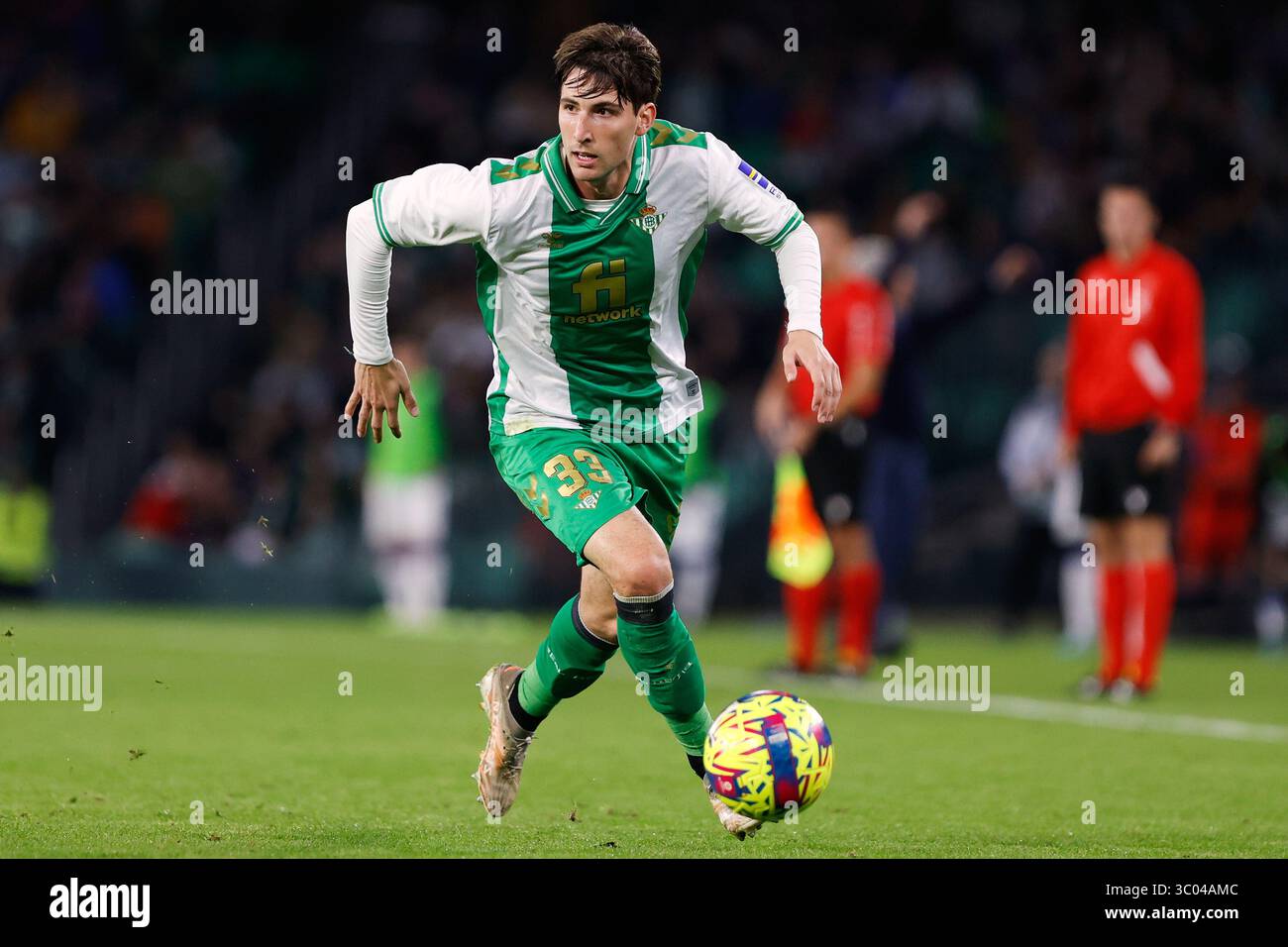 23 dicembre 2022, Spagna, Andalusia, Siviglia, Estadio Benito Villamarin: Siviglia, Spagna. 23 dicembre 2022. Juan Miranda (33) del Real Betis visto durante l'amichevole di calcio tra Real Betis e Atalanta all'Estadio Benito Villamarin di Siviglia., Credit:Jesus Ruiz Medina / ZUMA Press (Credit Image: © Jesus Ruiz Medina/Gonzales foto via ZUMA Press) Foto Stock