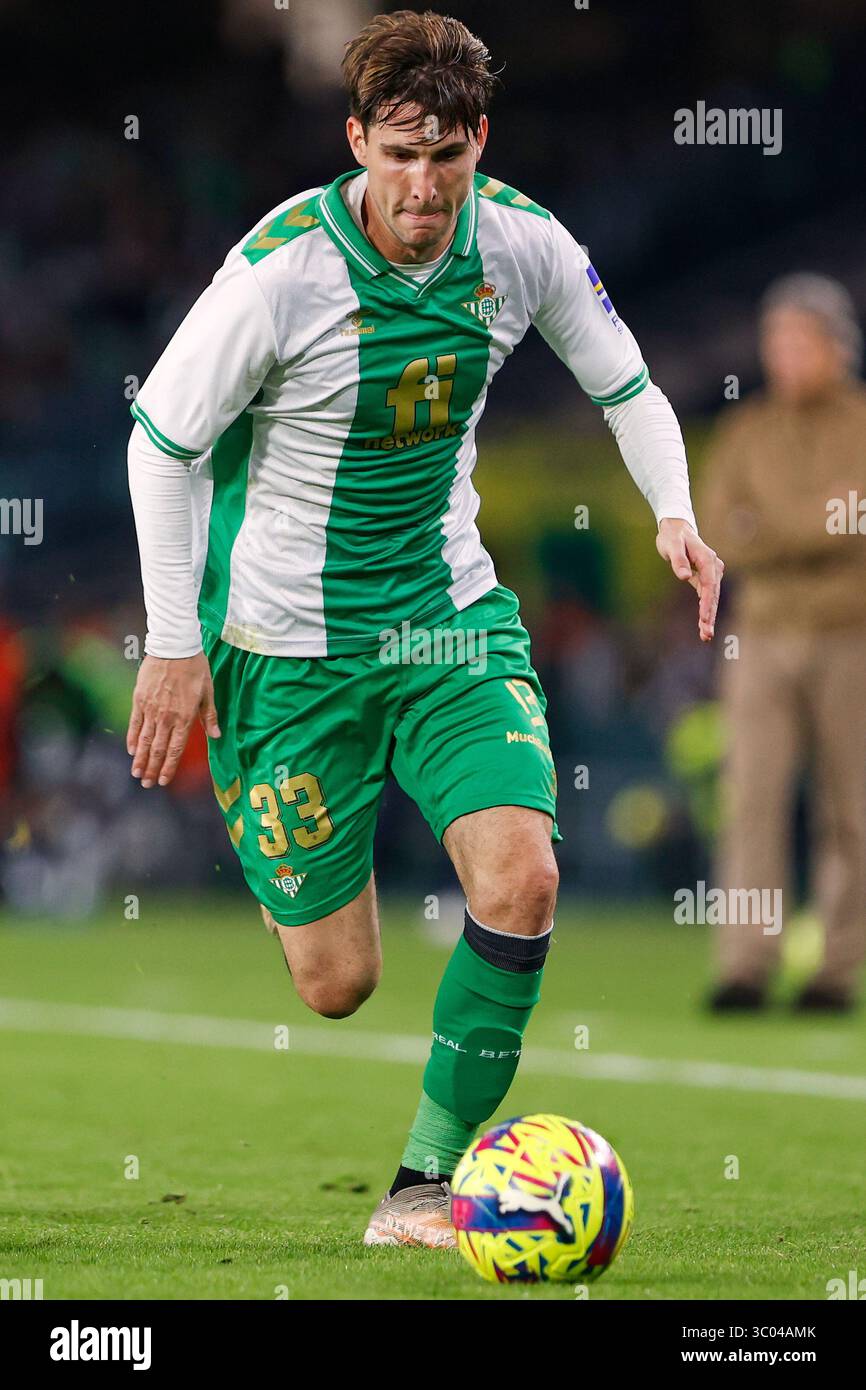 23 dicembre 2022, Spagna, Andalusia, Siviglia, Estadio Benito Villamarin: Siviglia, Spagna. 23 dicembre 2022. Juan Miranda (33) del Real Betis visto durante l'amichevole di calcio tra Real Betis e Atalanta all'Estadio Benito Villamarin di Siviglia., Credit:Jesus Ruiz Medina / ZUMA Press (Credit Image: © Jesus Ruiz Medina/Gonzales foto via ZUMA Press) Foto Stock