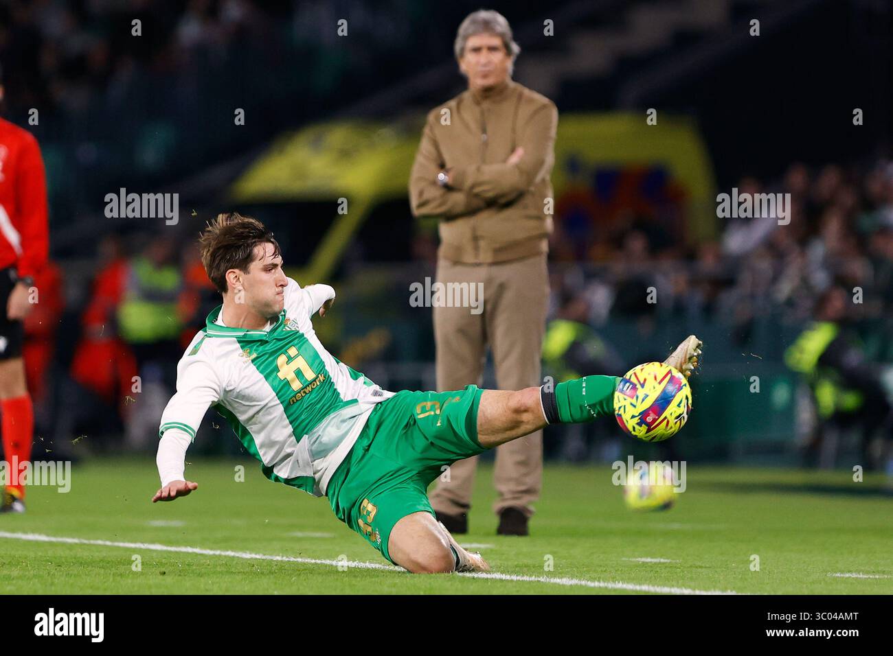 23 dicembre 2022, Spagna, Andalusia, Siviglia, Estadio Benito Villamarin: Siviglia, Spagna. 23 dicembre 2022. Juan Miranda (33) del Real Betis visto durante l'amichevole di calcio tra Real Betis e Atalanta all'Estadio Benito Villamarin di Siviglia., Credit:Jesus Ruiz Medina / ZUMA Press (Credit Image: © Jesus Ruiz Medina/Gonzales foto via ZUMA Press) Foto Stock