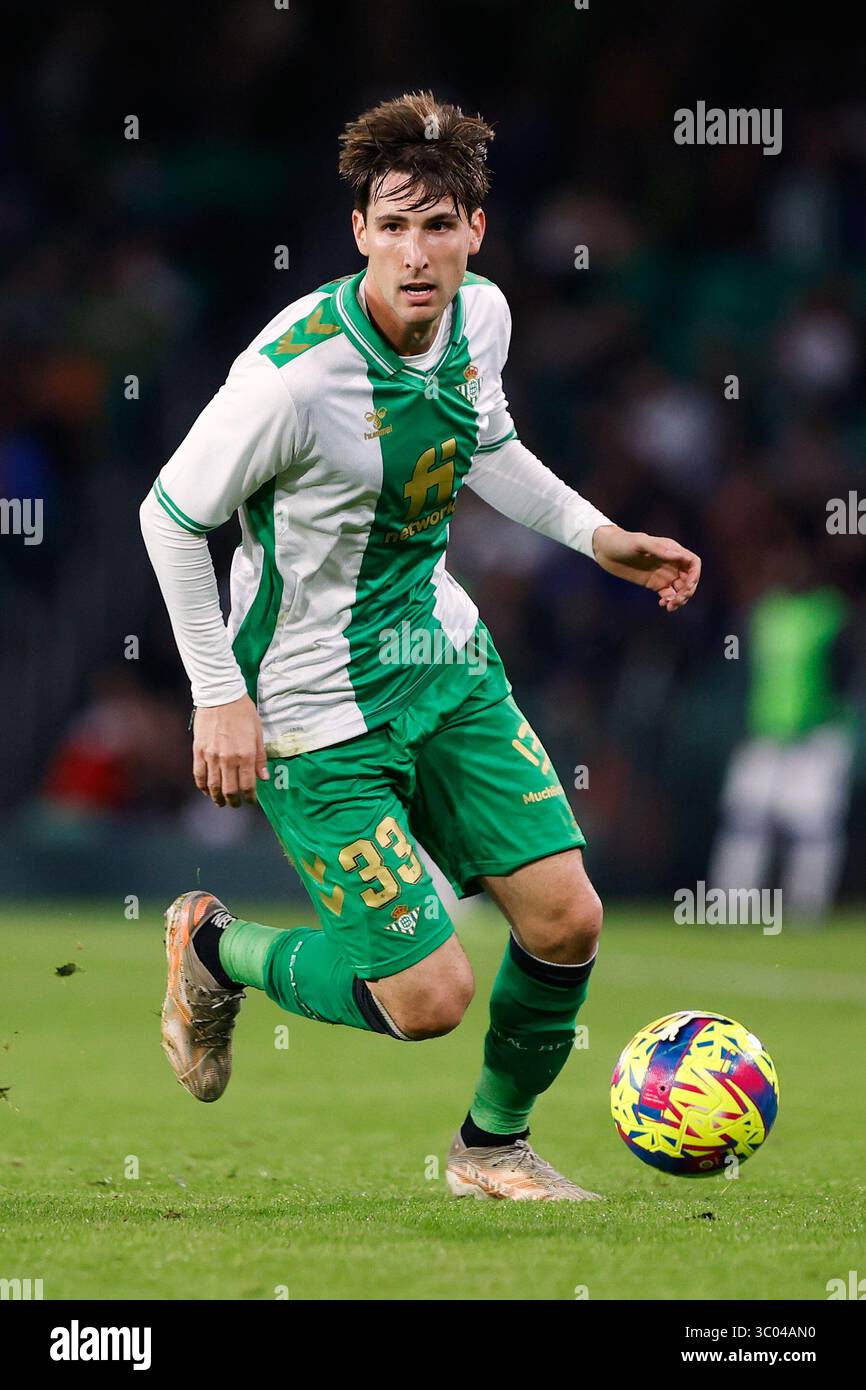 23 dicembre 2022, Spagna, Andalusia, Siviglia, Estadio Benito Villamarin: Siviglia, Spagna. 23 dicembre 2022. Juan Miranda (33) del Real Betis visto durante l'amichevole di calcio tra Real Betis e Atalanta all'Estadio Benito Villamarin di Siviglia., Credit:Jesus Ruiz Medina / ZUMA Press (Credit Image: © Jesus Ruiz Medina/Gonzales foto via ZUMA Press) Foto Stock