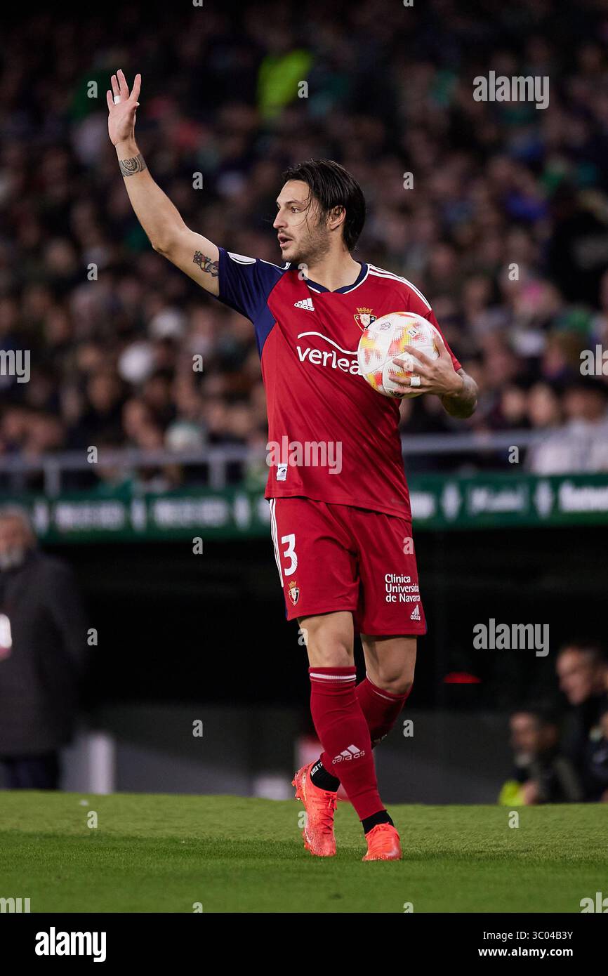 18 gennaio 2023, Spagna, Andalusia, Siviglia, Estadio Benito Villamain: Siviglia, Spagna. 18 gennaio 2023. Juan Cruz (3) di Osasuna visto durante il match di Coppa del Rey tra Real Betis e Osasuna all'Estadio Benito Villamarin di Siviglia., Credit:Jesus Ruiz Medina / ZUMA Press (Credit Image: © Jesus Ruiz Medina/Gonzales Photo via ZUMA Press) Foto Stock
