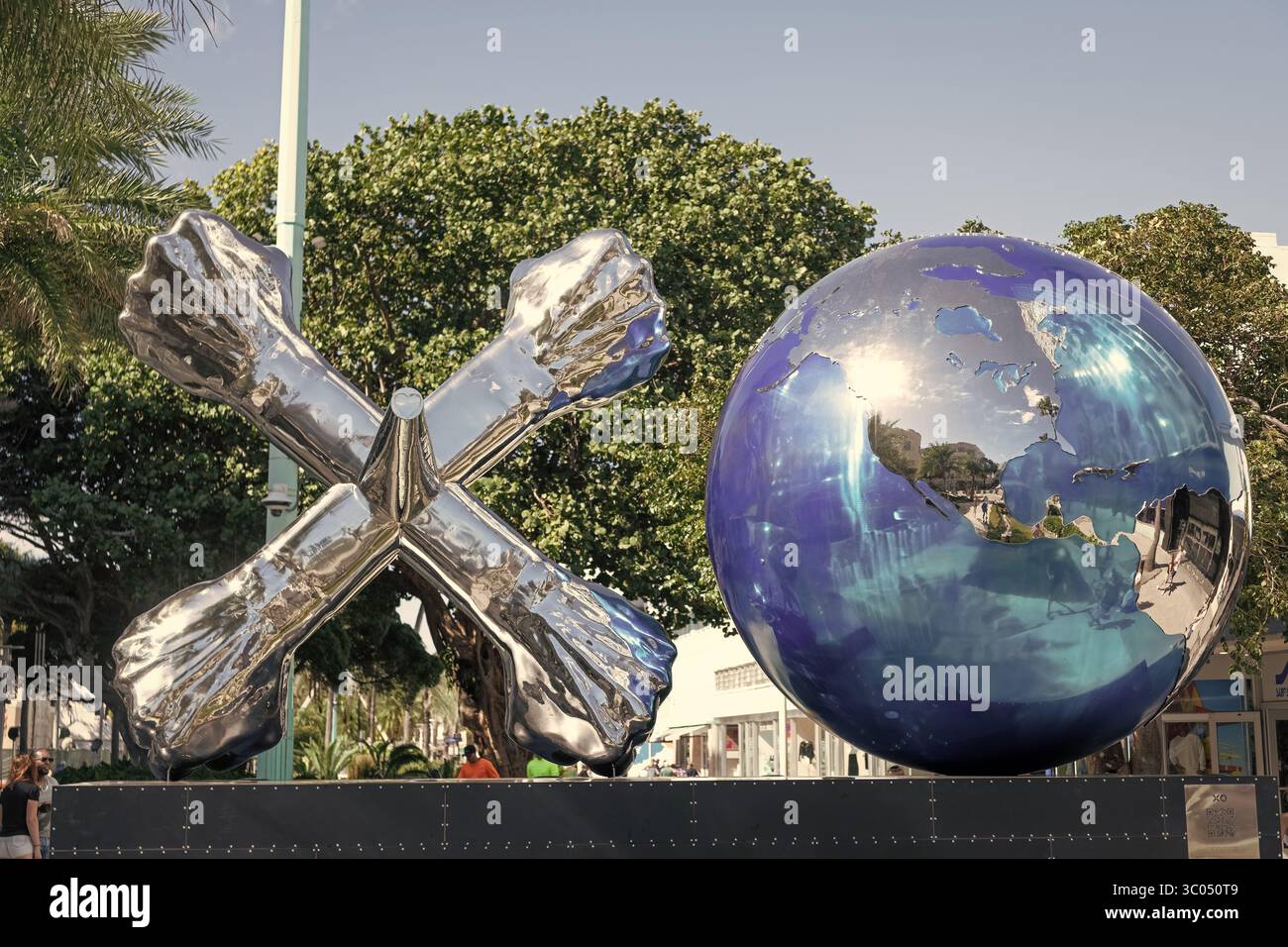 Miami, Florida, USA - 16 novembre 2024: XO World Project. XO World Sculpture di Daniel Anderson. Monumento turistico di XO World. Ha attraversato una Foto Stock