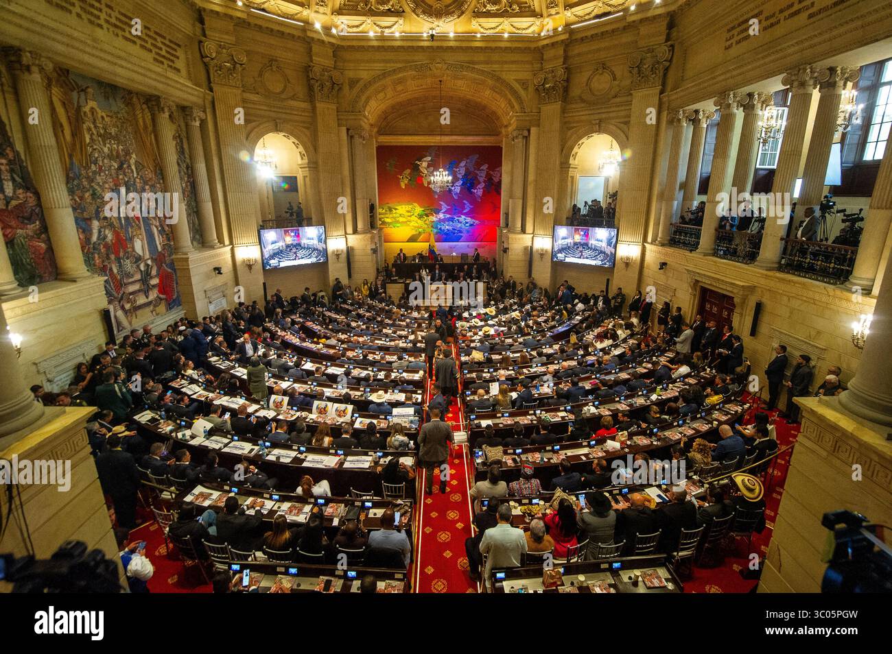 Bogotà, Colombia. 20 luglio 2025. Una visione generale del Congresso colombiano durante il periodo di sessione 2025-2026 del Congresso colombiano, il 20 luglio 2025 a Bogotà, Colombia. Foto di: Sebastian Barros/Long Visual Press credito: Long Visual Press/Alamy Live News Foto Stock