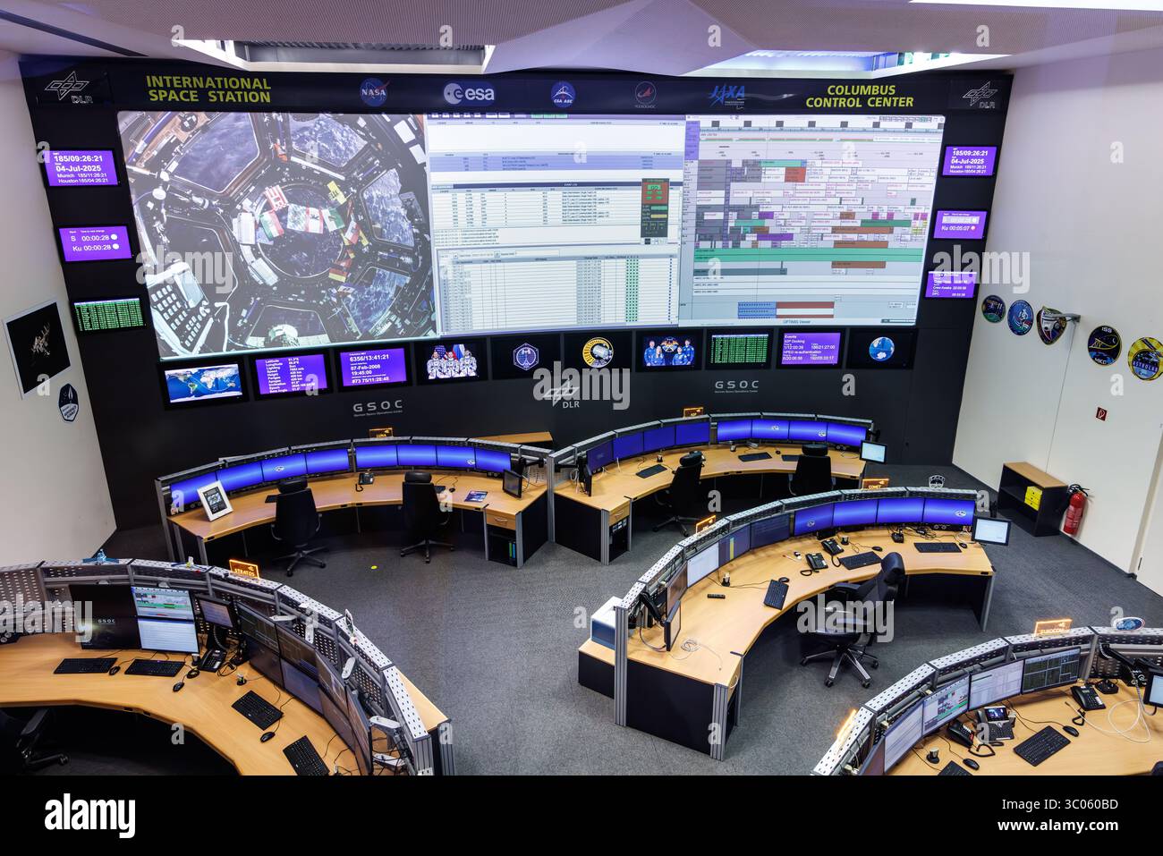 4 luglio 2025, Baviera, Oberpfaffenhofen: Vista delle sale di controllo della missione del Columbus Control Center come parte del Bavarian Moon Summit presso il German Space Operations Center (GSOC) presso il German Aerospace Center (DLR) a Oberpfaffenhofen vicino Monaco (Baviera). Il German Space Operations Center (GSOC) è il Mission Control Center della DLR. Gli argomenti trattati al Summit spaziale includono le sfide attuali nel viaggio spaziale, l'istituzione del Centro di controllo dell'esplorazione umana (HECC) presso il GSOC di Oberpfaffenhofen e il ruolo chiave della Baviera nelle future missioni astronautiche sulla luna. (Immagine interna, generi Foto Stock