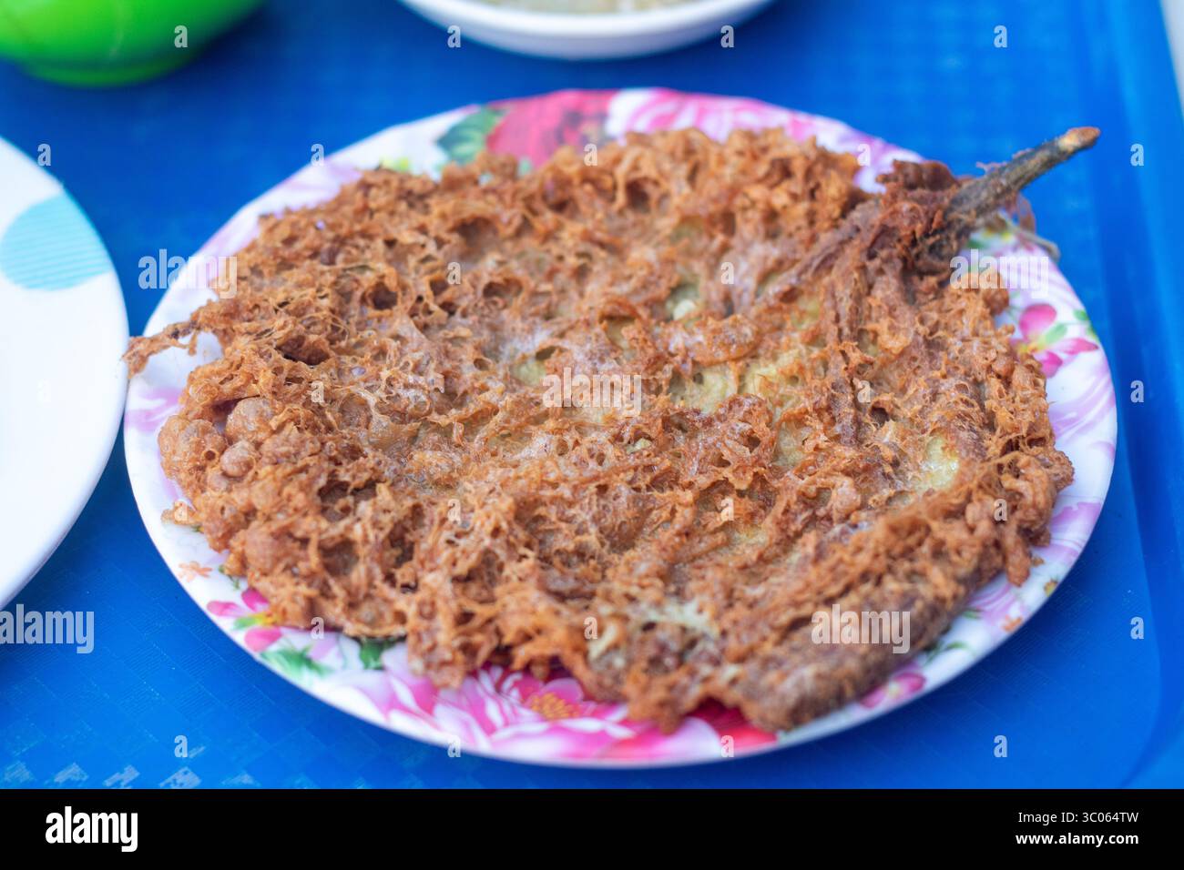 Tortang talong servito con bordi croccanti su un piatto presso una carinderia locale nelle Filippine, un amato piatto di strada di melanzane e uova filippine Foto Stock