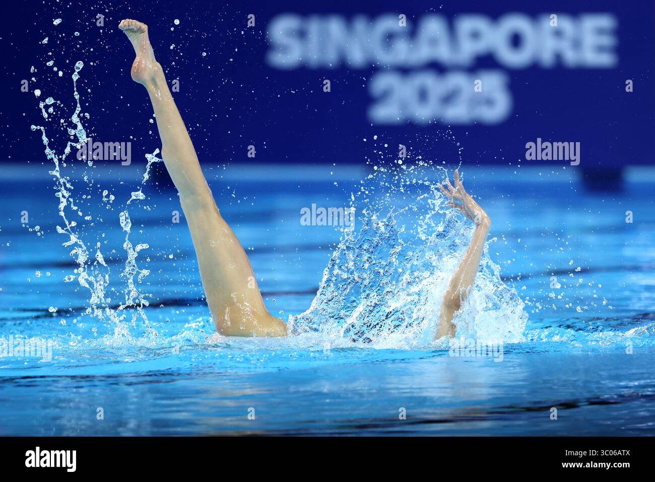 Singapore City, Singapore. 19 luglio 2025. Xu Huiyan della Cina rivendica l'oro nella tecnologia solista femminile del nuoto sincronizzato con un punteggio di 272,9917 ai Campionati mondiali di nuoto 2025 a Singapore, 19 luglio 2025. È il primo oro della Cina ai Campionati mondiali di nuoto 2025. Credito: Fu Tian/China News Service/Alamy Live News Foto Stock