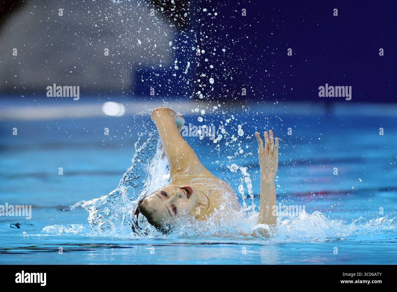 Singapore City, Singapore. 19 luglio 2025. Xu Huiyan della Cina rivendica l'oro nella tecnologia solista femminile del nuoto sincronizzato con un punteggio di 272,9917 ai Campionati mondiali di nuoto 2025 a Singapore, 19 luglio 2025. È il primo oro della Cina ai Campionati mondiali di nuoto 2025. Credito: Fu Tian/China News Service/Alamy Live News Foto Stock