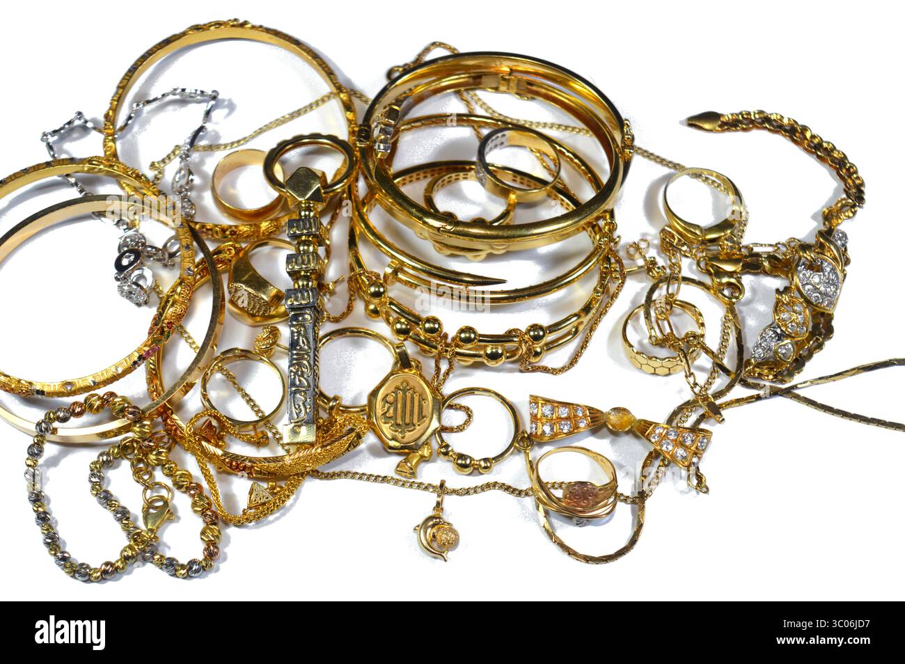 Cairo, Egitto, 17 luglio 2025: Gioielleria gioielleria in oro, oggetti decorativi indossati per ornamenti personali, spille, anelli, collane, orecchini, penda Foto Stock