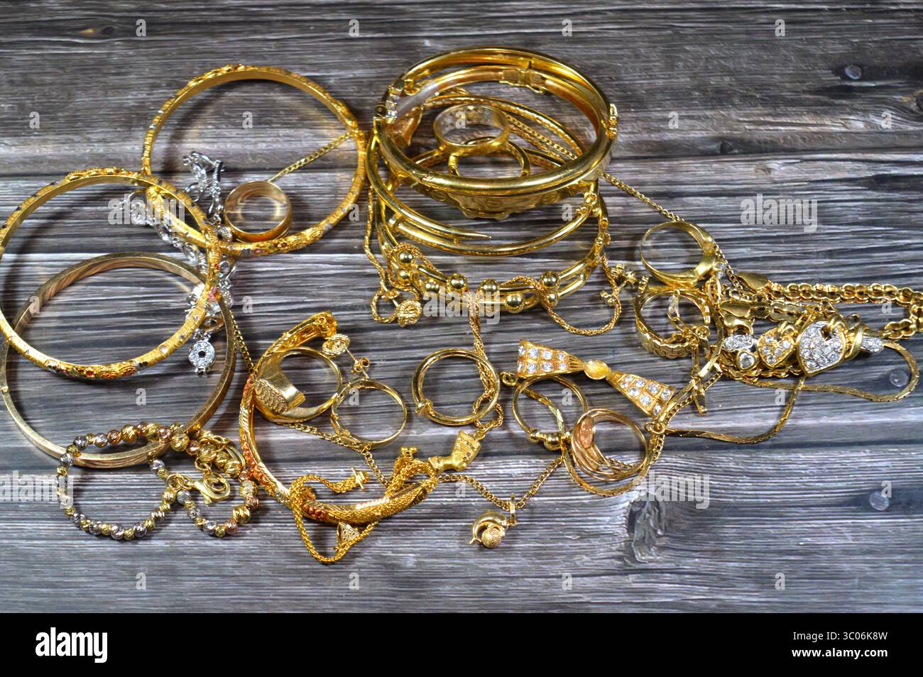 Gioielli o gioielli in oro, oggetti decorativi indossati per ornamenti personali, quali spille, anelli, collane, orecchini, ciondoli, braccialetti, a. Foto Stock