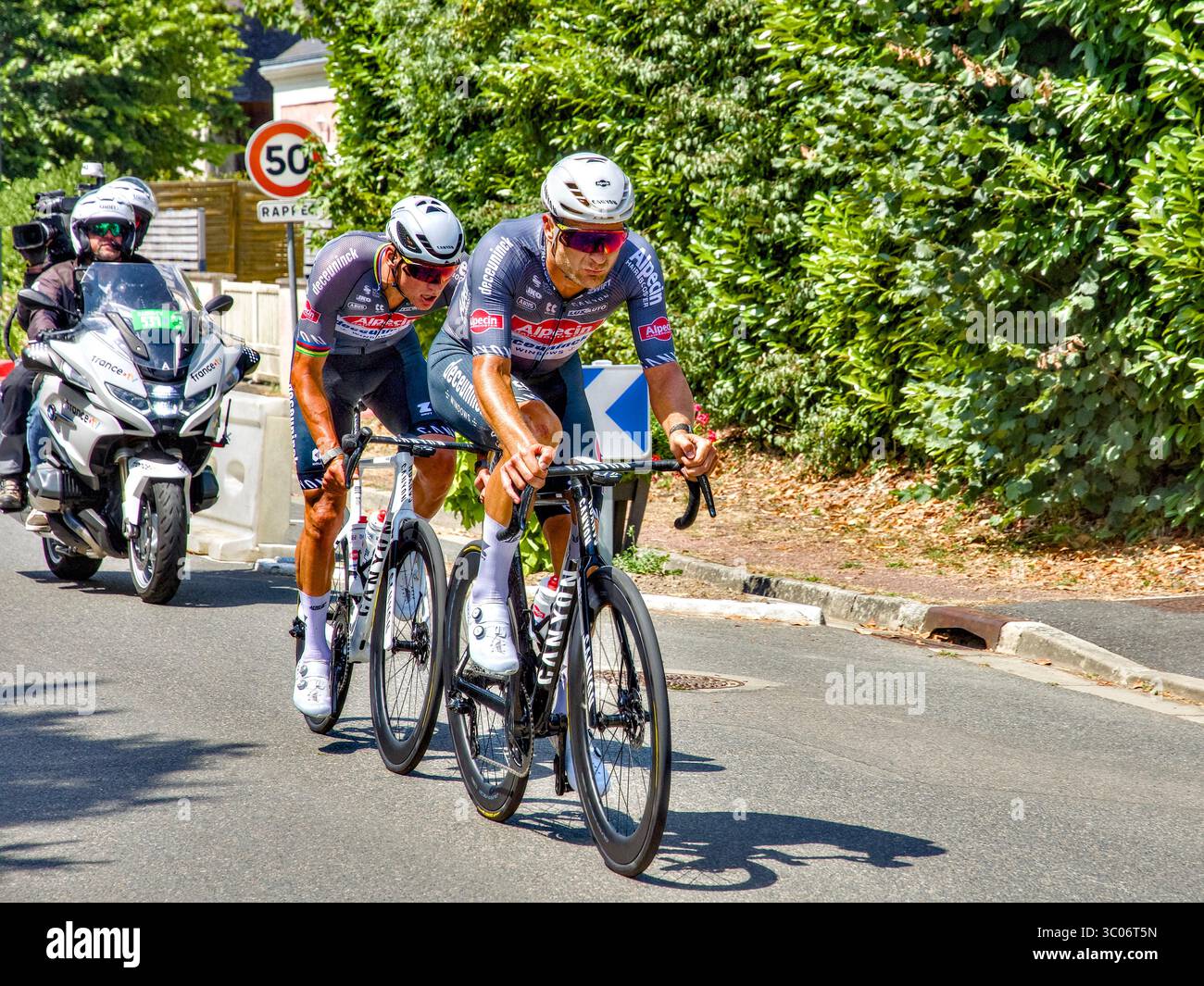 L'olandese Van der Poel e il suo compagno di squadra dell'Alpecin-Deceuninck Jonas Rickaert attaccano alla 9a tappa Chinon a Chateauroux della gara del Tour de France 2025. Foto Stock