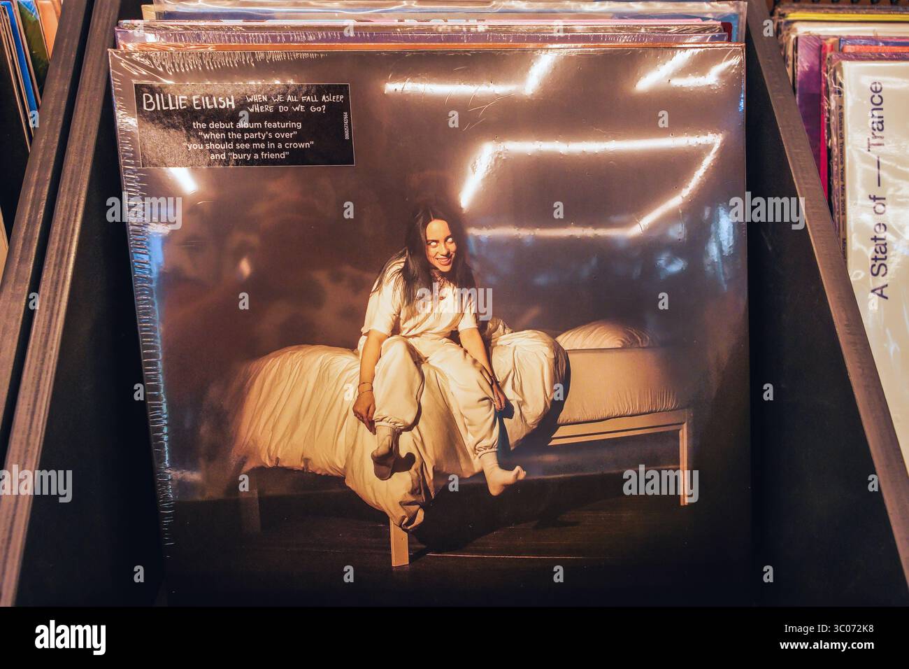 Almaty, Kazakistan - 8 luglio 2025: Billie Eilish 'quando tutti ci addormentiamo, dove andiamo?' album in vinile. Musica pop Foto Stock